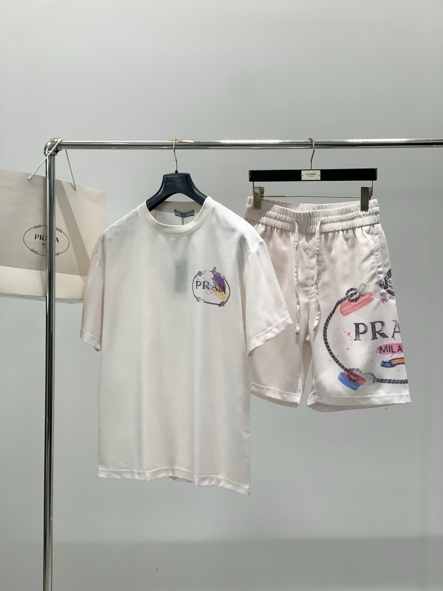 一套，PRADA 普拉达，2026夏季最新品，专柜同步有售，时尚休闲套装，进口原版面料，做工极为复杂，唯