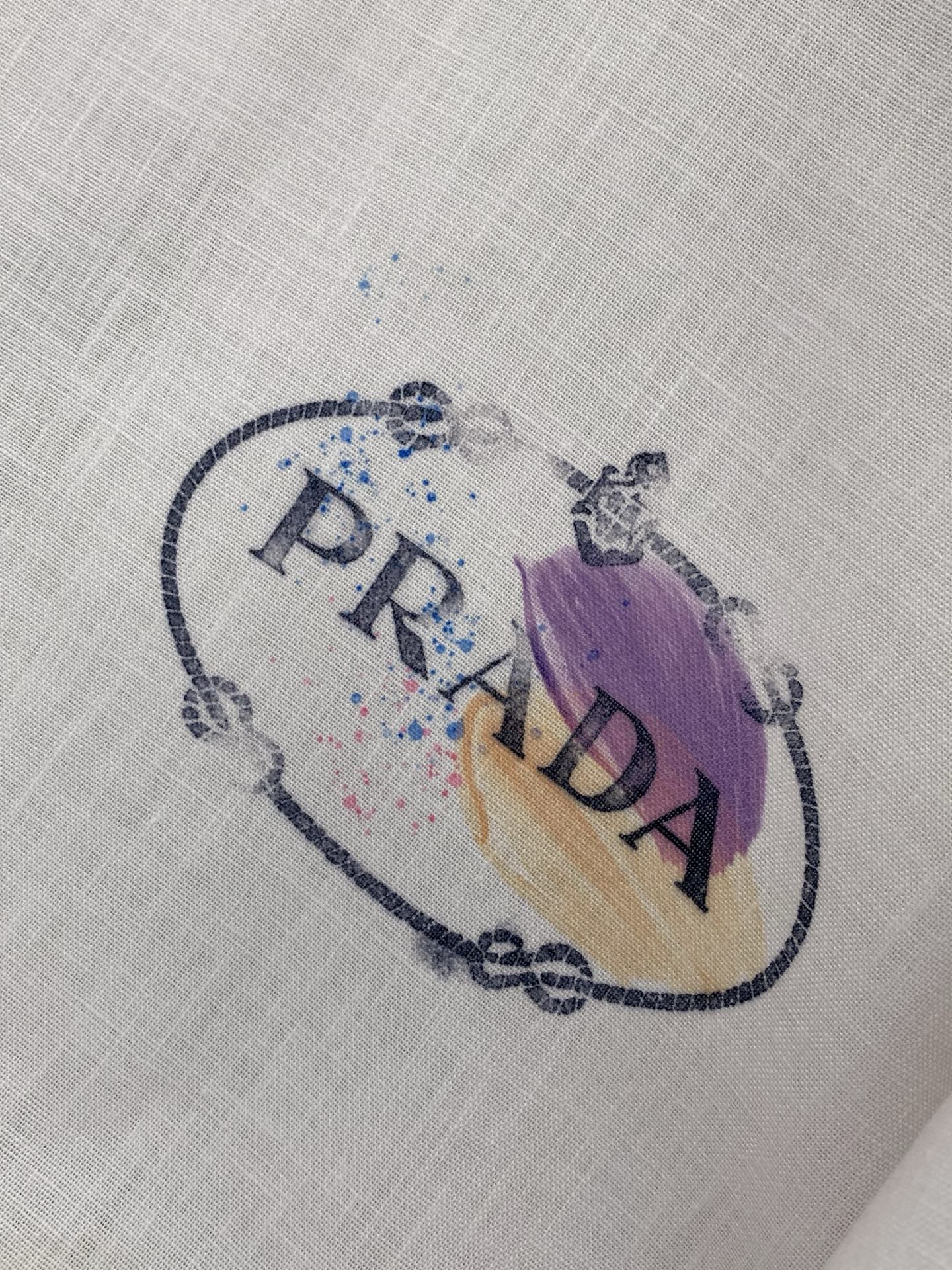 一套，PRADA 普拉达，2026夏季最新品，专柜同步有售，时尚休闲套装，进口原版面料，做工极为复杂，唯
