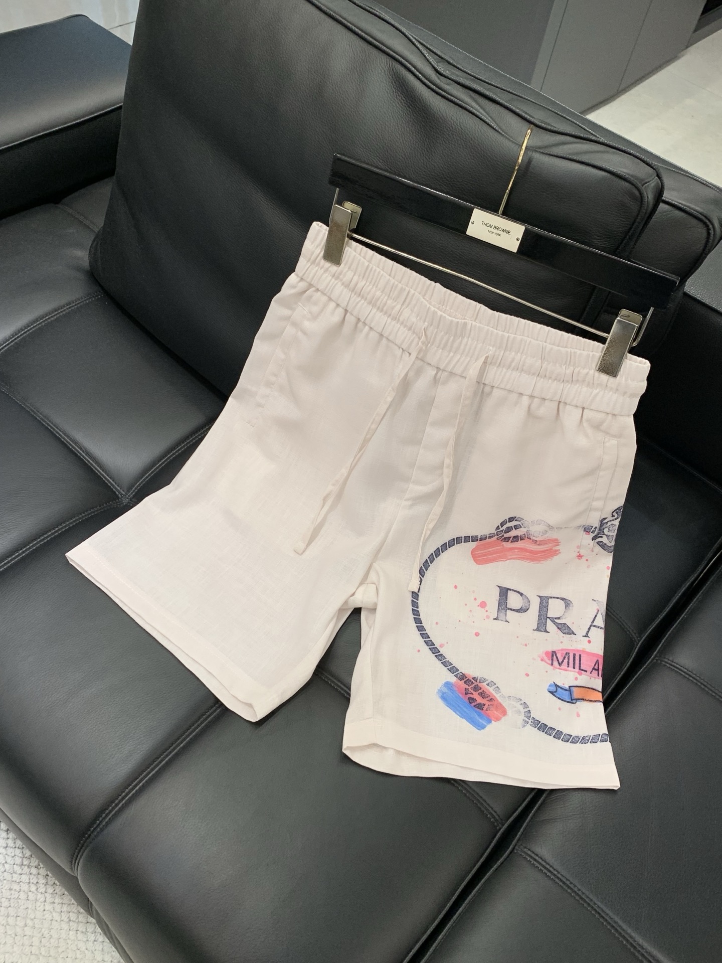 一套，PRADA 普拉达，2026夏季最新品，专柜同步有售，时尚休闲套装，进口原版面料，做工极为复杂，唯