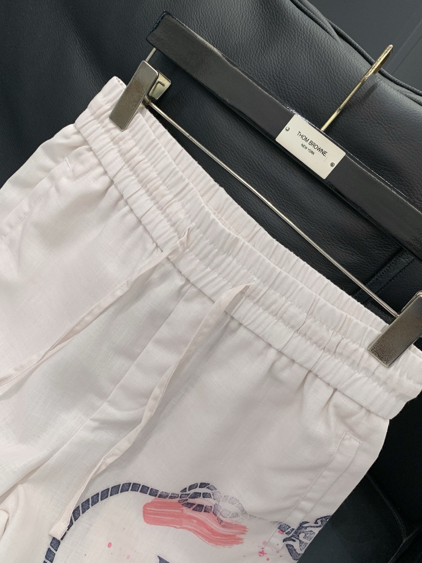 一套，PRADA 普拉达，2026夏季最新品，专柜同步有售，时尚休闲套装，进口原版面料，做工极为复杂，唯