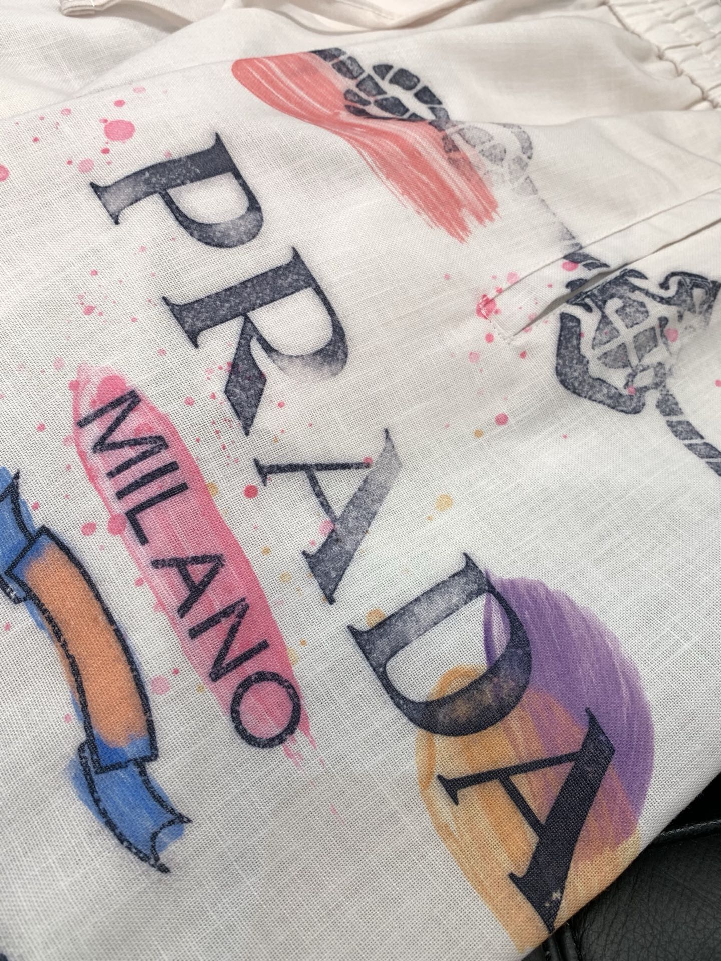 一套，PRADA 普拉达，2026夏季最新品，专柜同步有售，时尚休闲套装，进口原版面料，做工极为复杂，唯