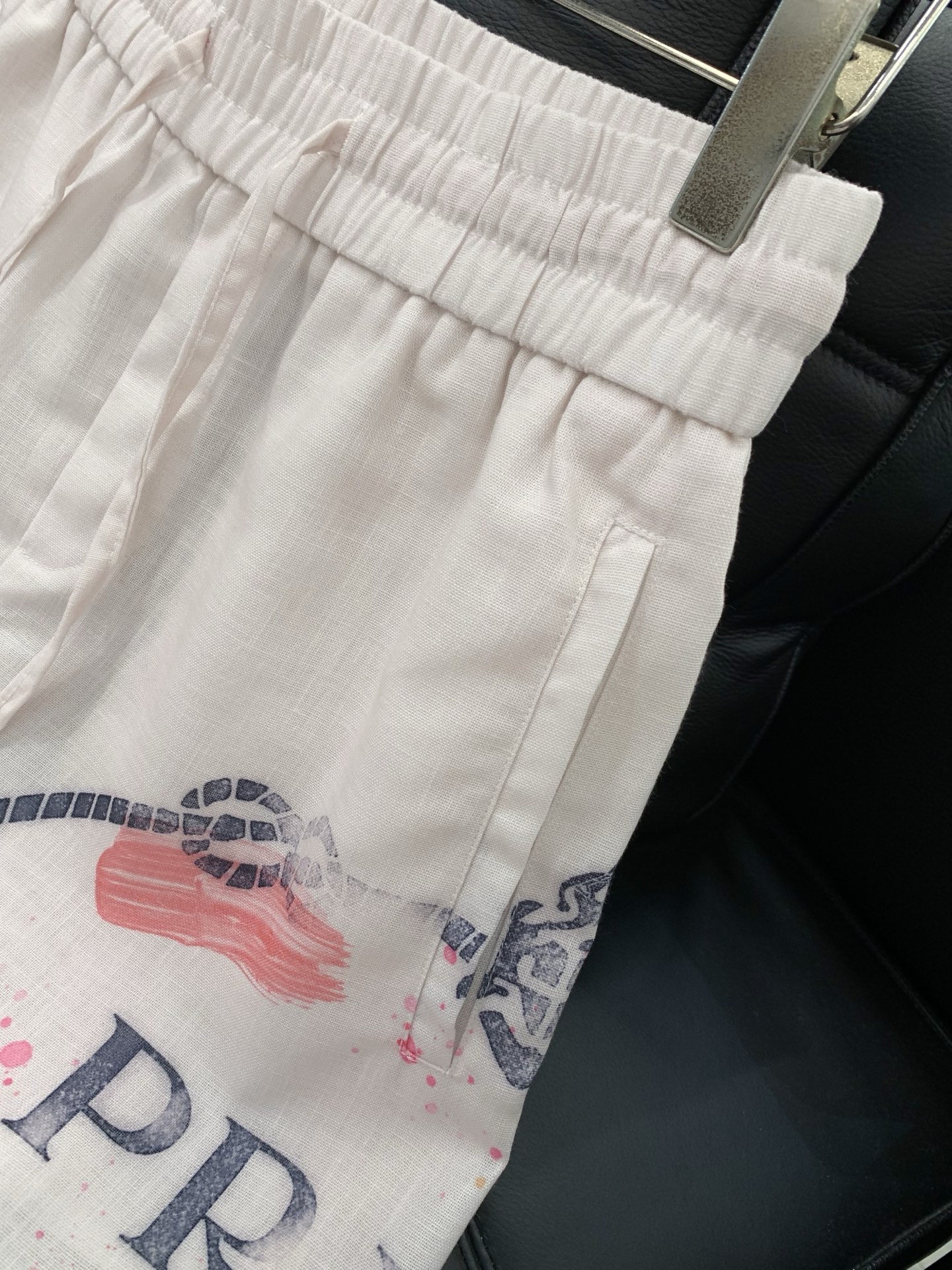 一套，PRADA 普拉达，2026夏季最新品，专柜同步有售，时尚休闲套装，进口原版面料，做工极为复杂，唯