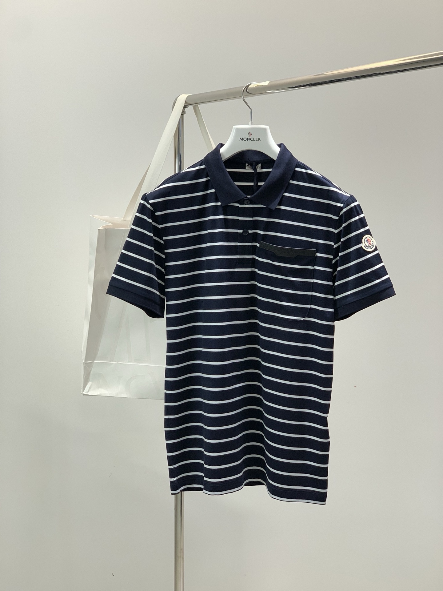 ，Moncler 蒙口，2026夏季最新品，专柜同步有售，原单狠货，时尚休闲翻领短袖T恤，上身舒适！吸睛
