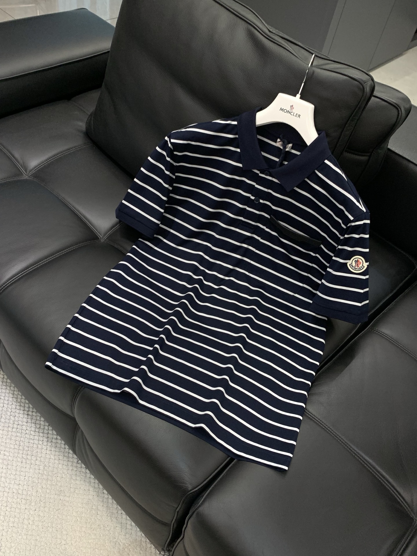 ，Moncler 蒙口，2026夏季最新品，专柜同步有售，原单狠货，时尚休闲翻领短袖T恤，上身舒适！吸睛