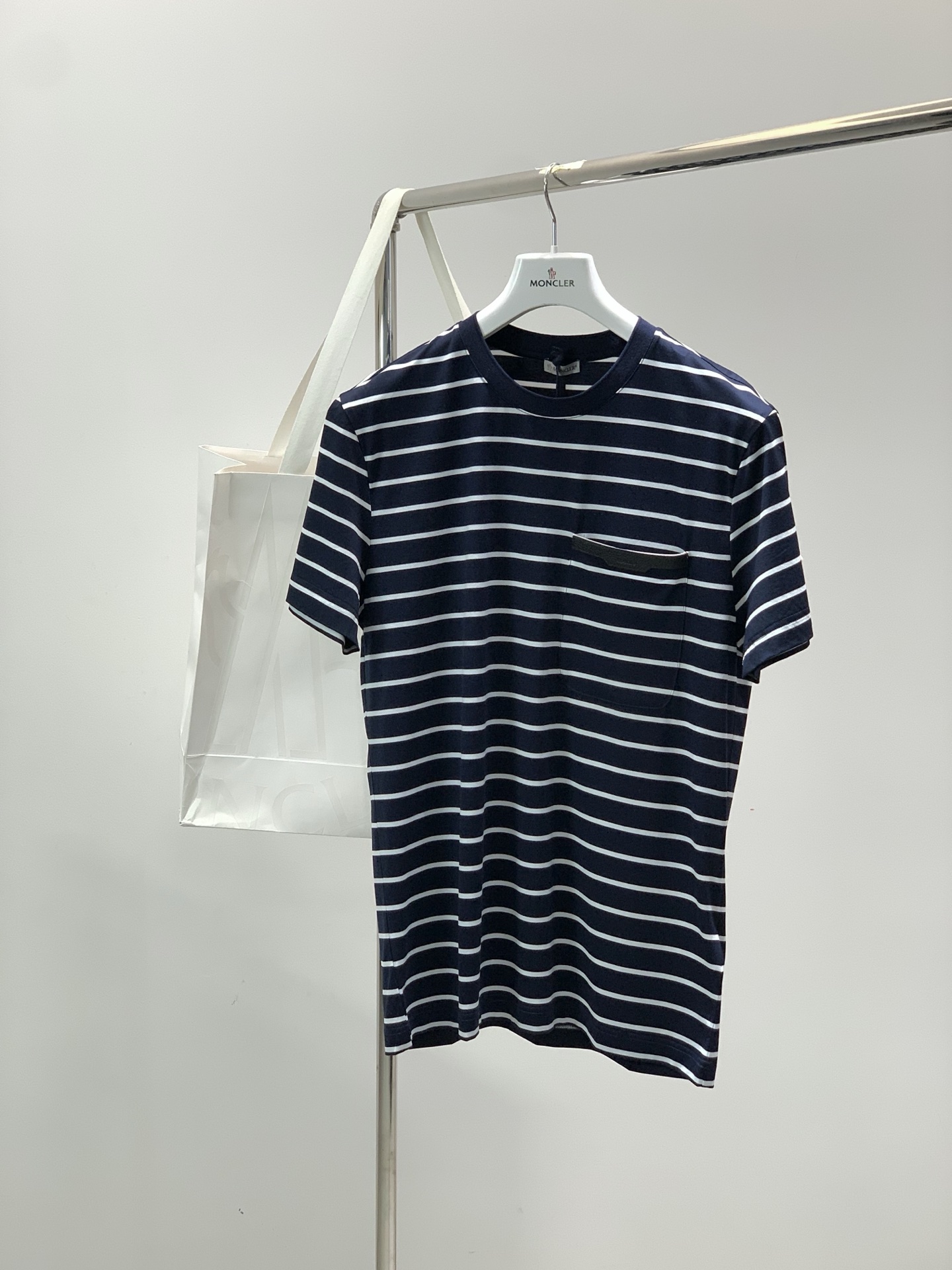 ，Moncler 蒙口，2026夏季最新品，专柜同步有售，原单狠货，时尚休闲圆领短袖T恤，上身舒适！吸睛