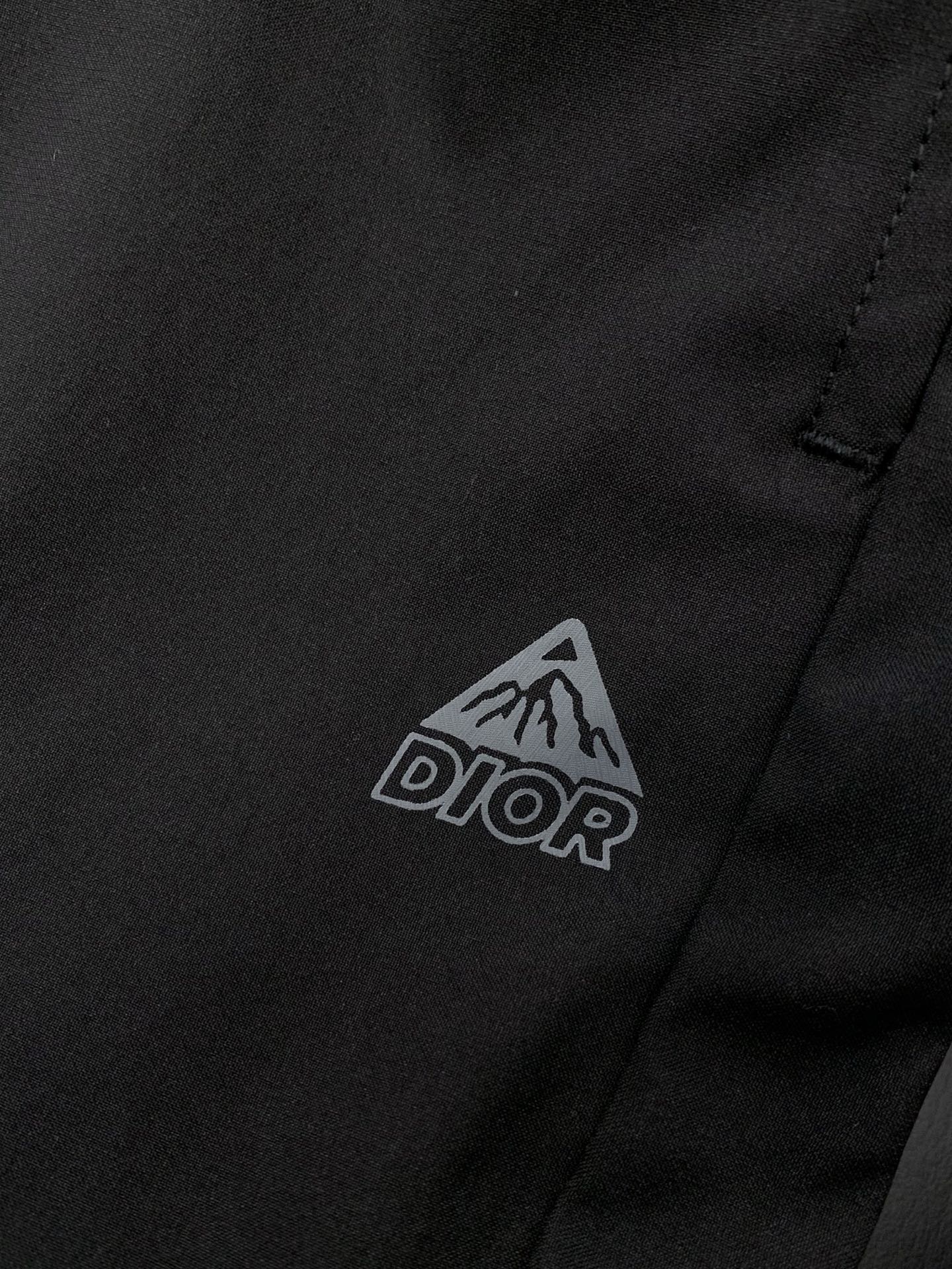 ，Dior 迪奥， 2026夏季新品，专柜同步有售，简约时尚休闲短裤，原版进口面料，舒适透气，顶级印花工