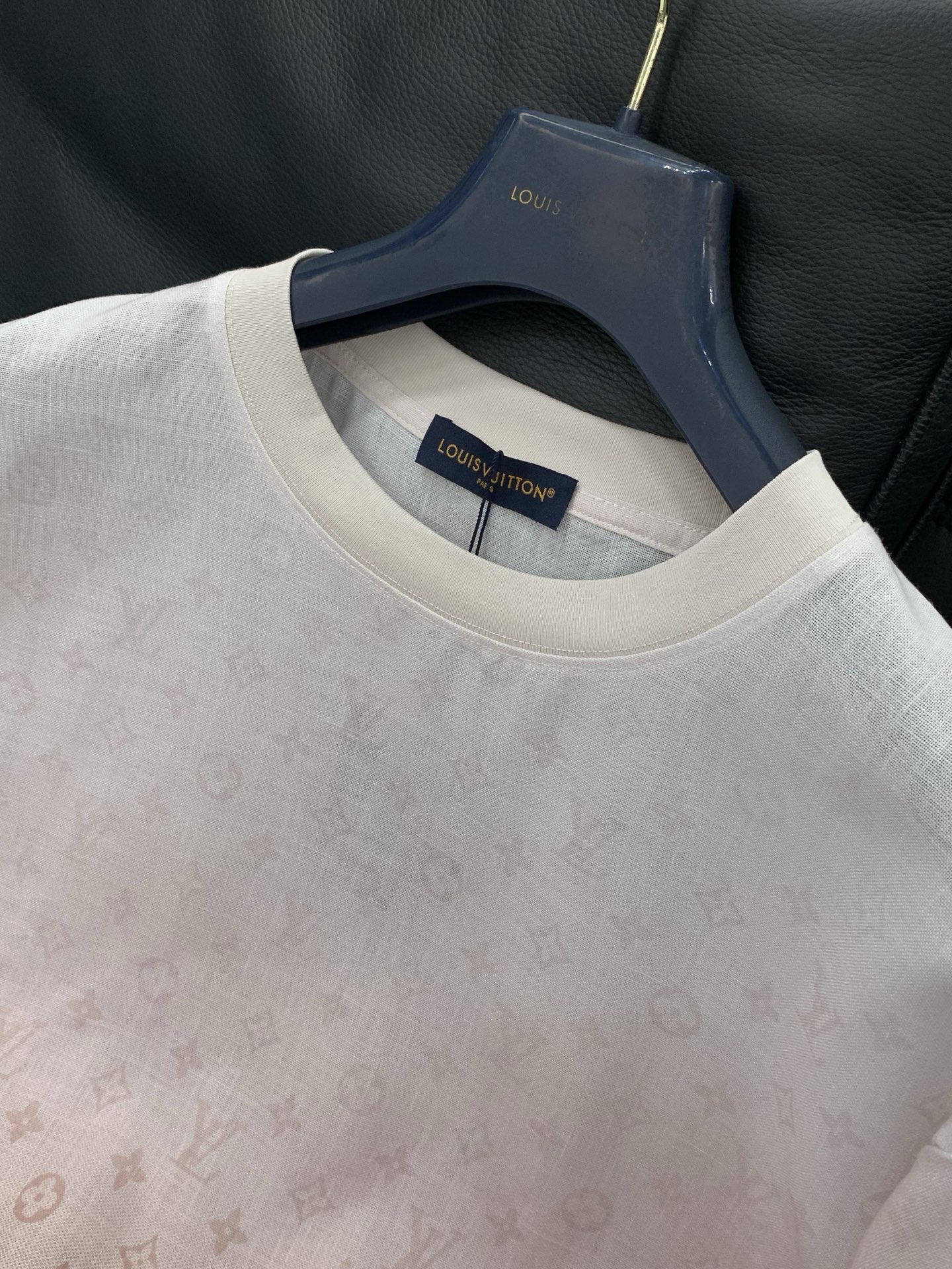 一套，LouisVuitton 路易威登，2026夏季最新款，专柜同步有售，原单狠货，时尚休闲短袖套装，