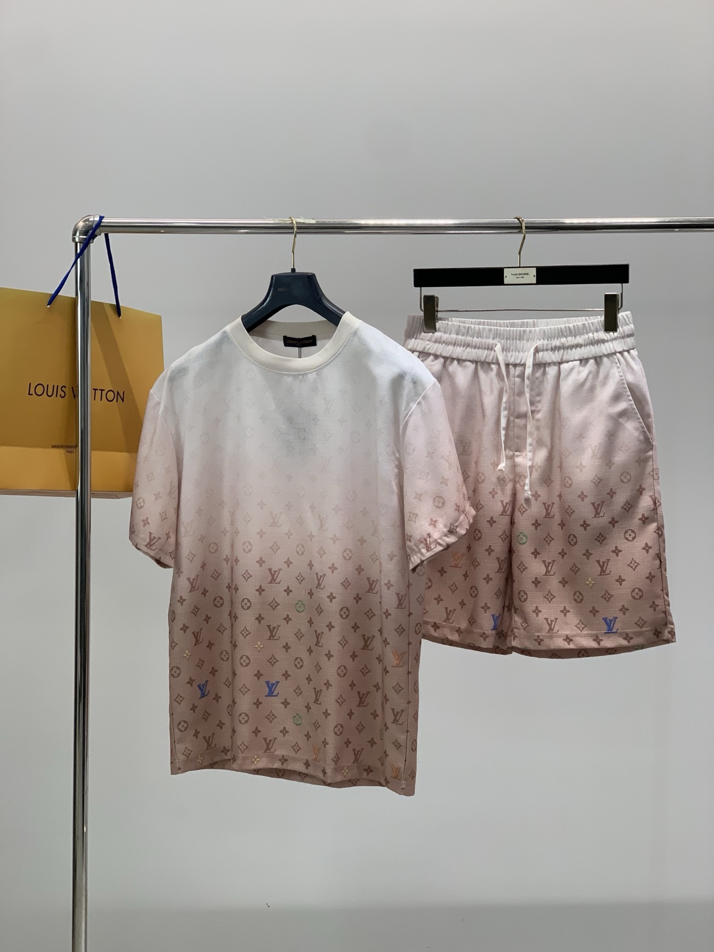一套，LouisVuitton 路易威登，2026夏季最新款，专柜同步有售，原单狠货，时尚休闲短袖套装，