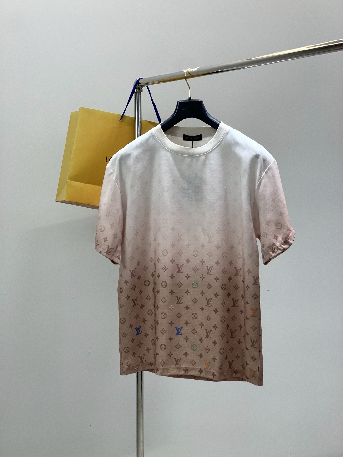 一套，LouisVuitton 路易威登，2026夏季最新款，专柜同步有售，原单狠货，时尚休闲短袖套装，