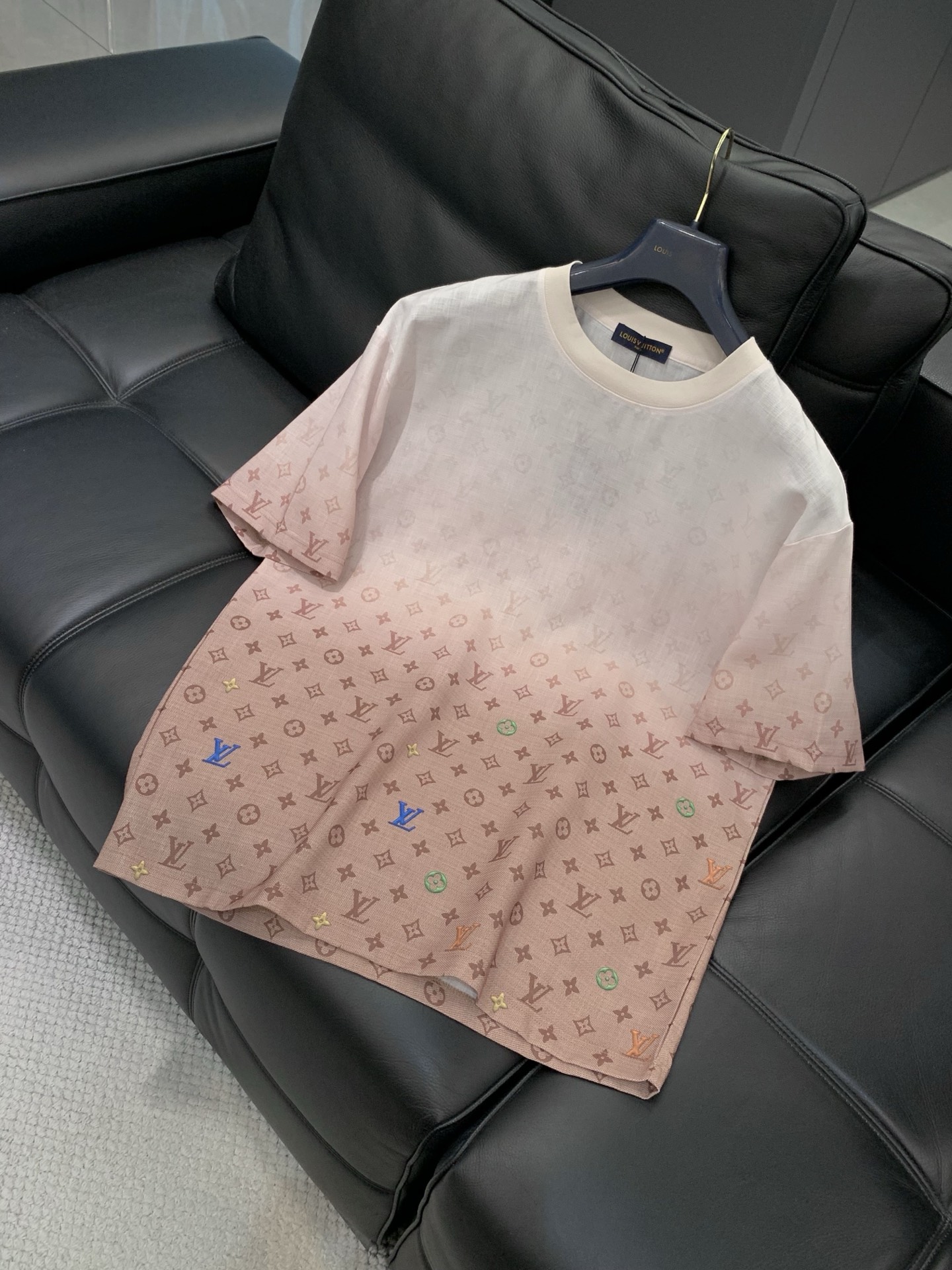 一套，LouisVuitton 路易威登，2026夏季最新款，专柜同步有售，原单狠货，时尚休闲短袖套装，