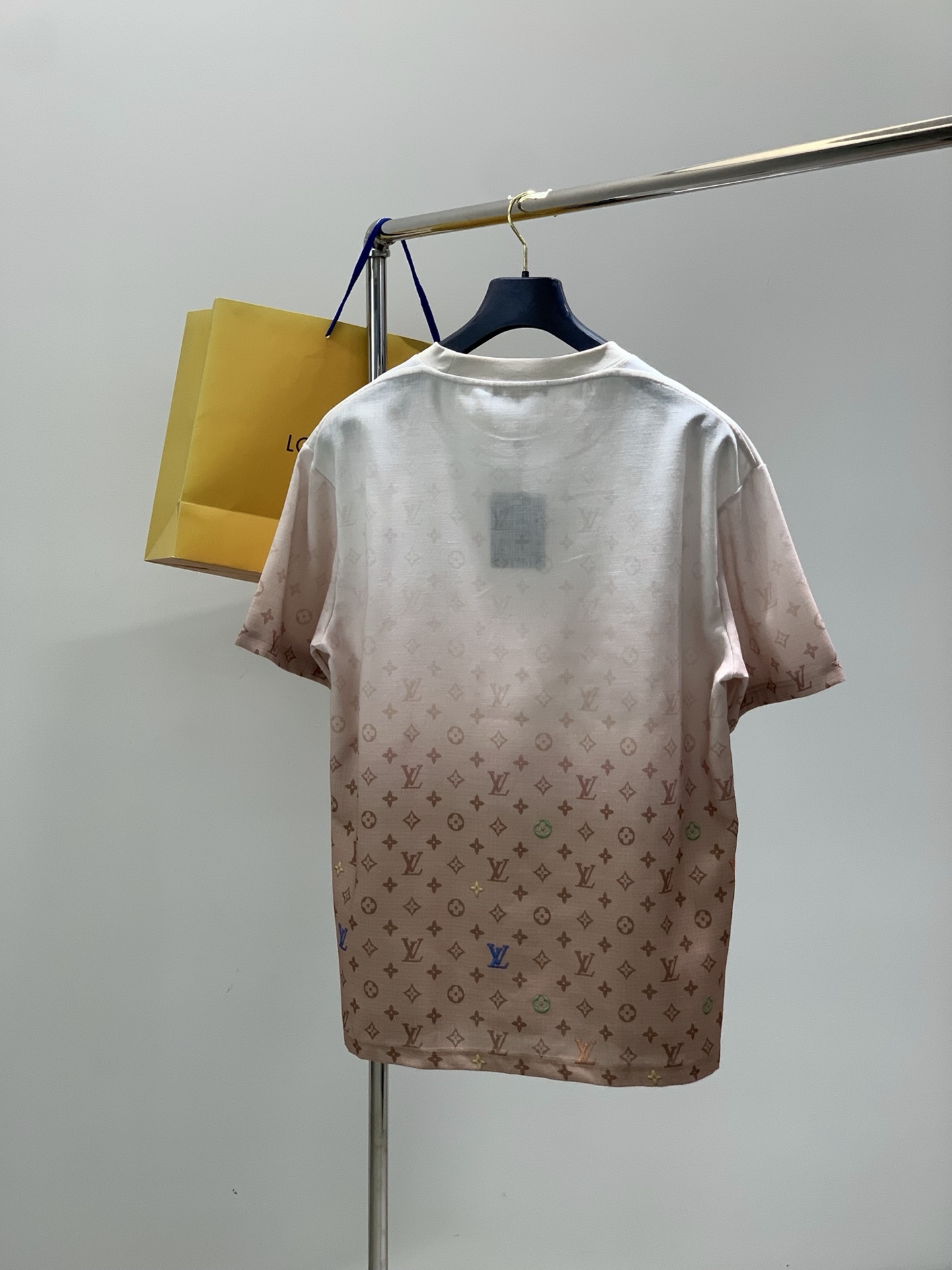 一套，LouisVuitton 路易威登，2026夏季最新款，专柜同步有售，原单狠货，时尚休闲短袖套装，