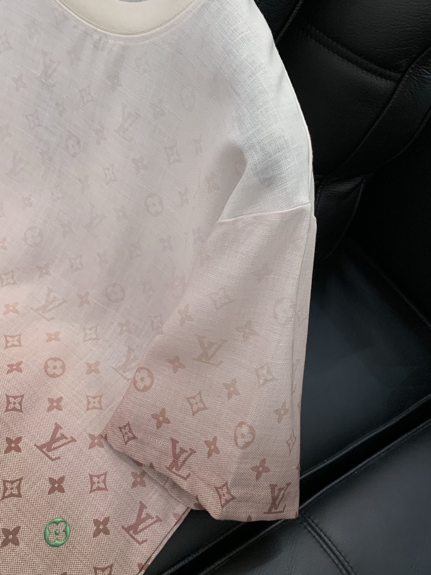 一套，LouisVuitton 路易威登，2026夏季最新款，专柜同步有售，原单狠货，时尚休闲短袖套装，