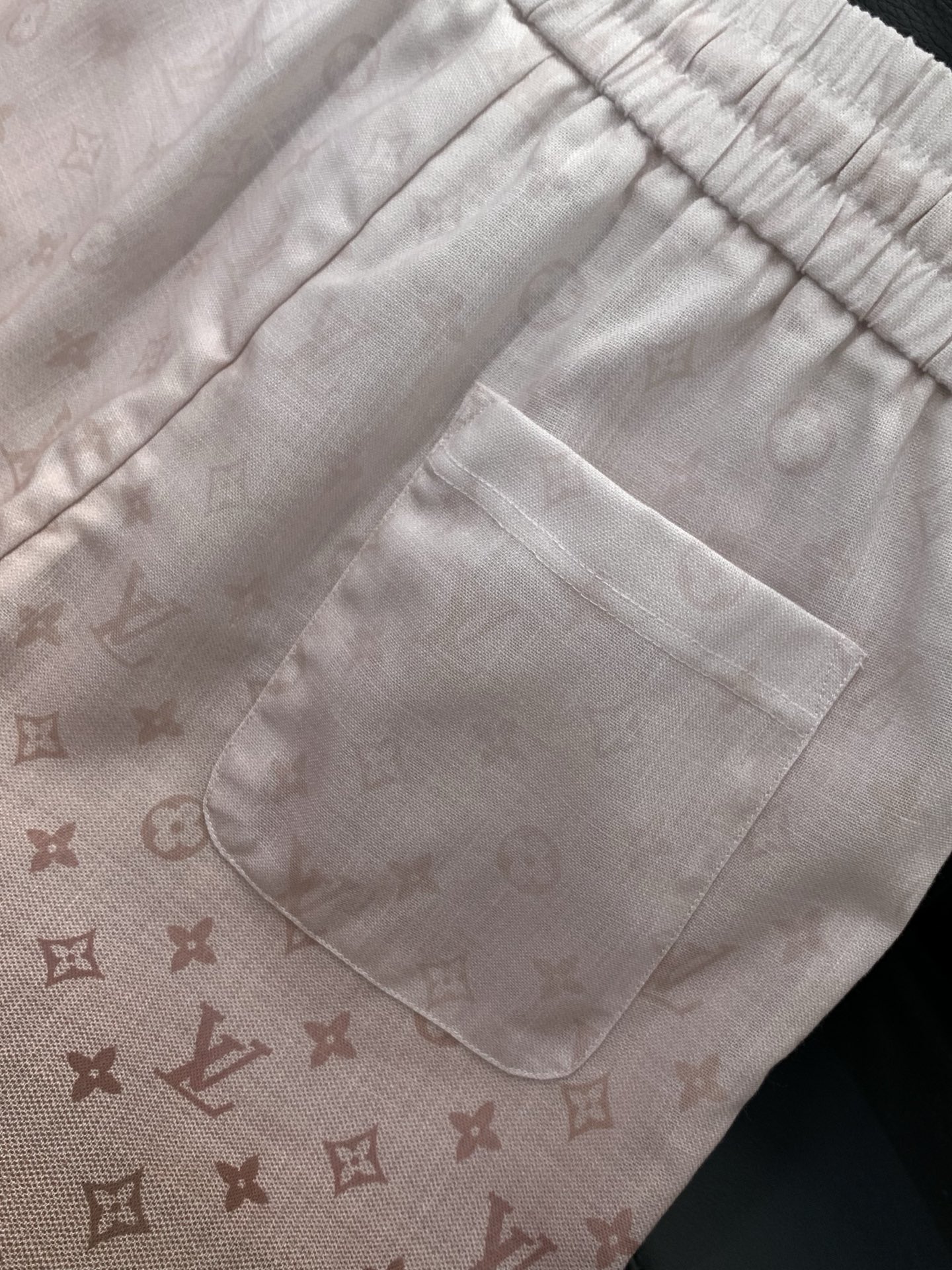 一套，LouisVuitton 路易威登，2026夏季最新款，专柜同步有售，原单狠货，时尚休闲短袖套装，
