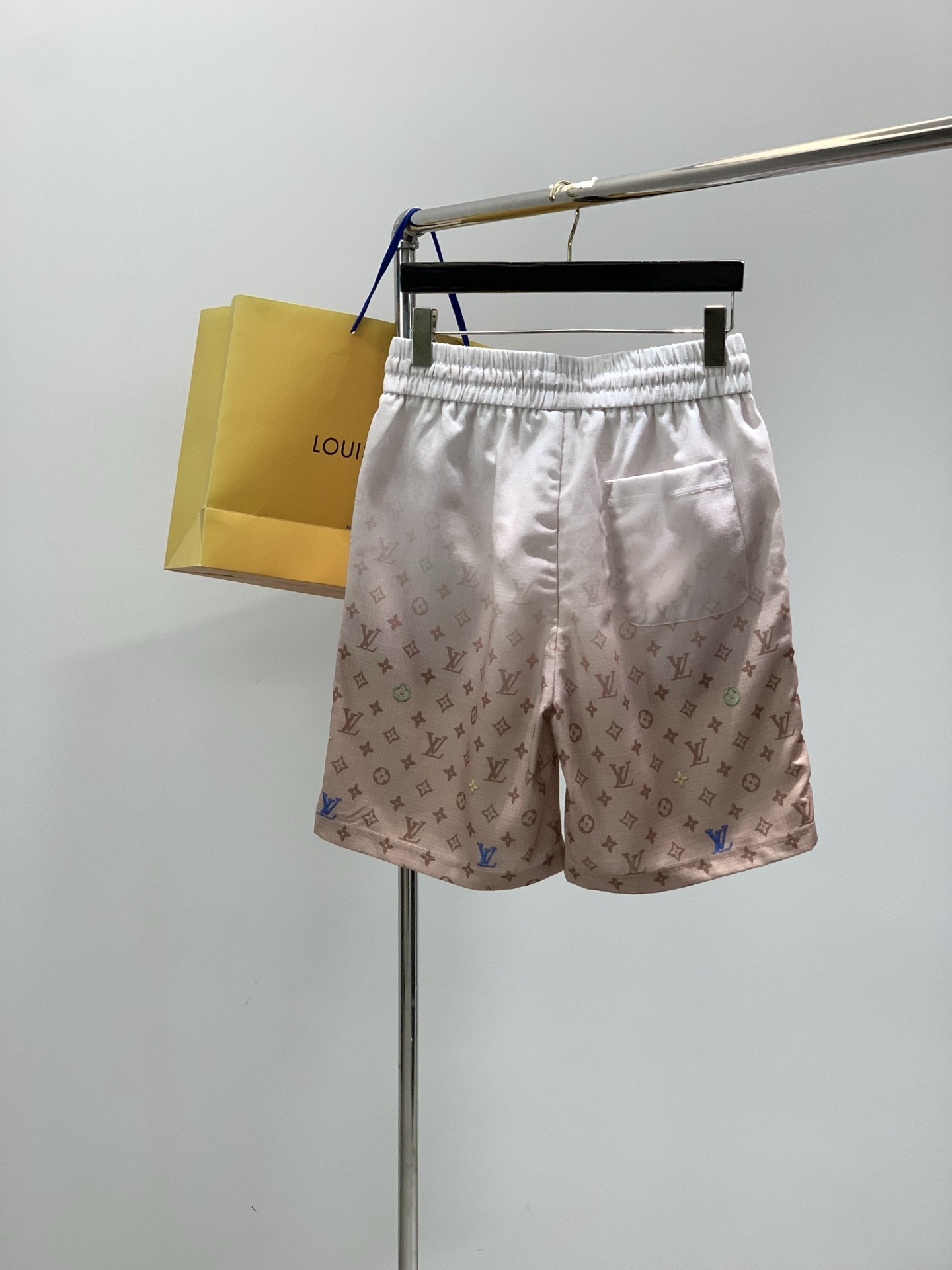 一套，LouisVuitton 路易威登，2026夏季最新款，专柜同步有售，原单狠货，时尚休闲短袖套装，