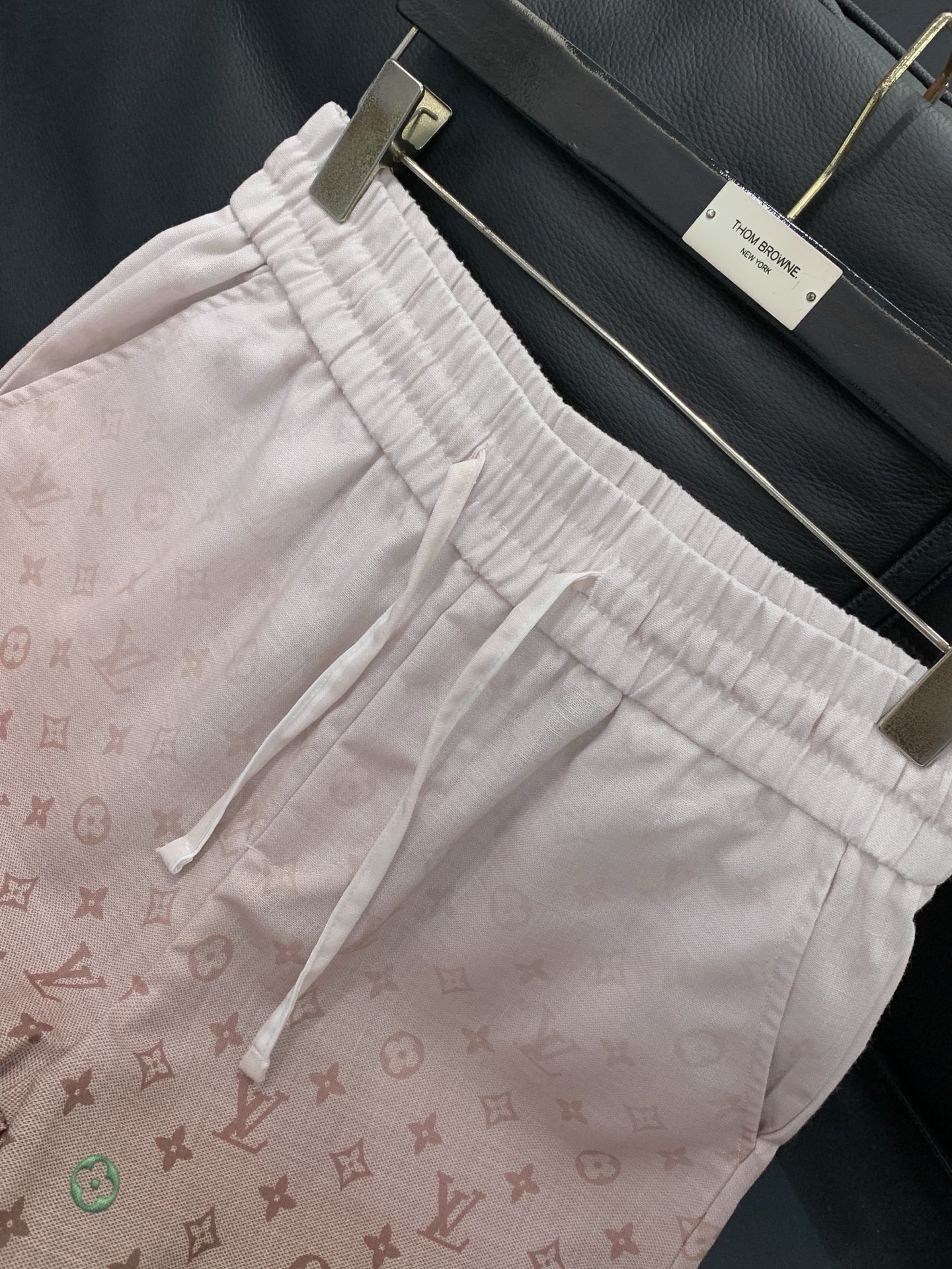 一套，LouisVuitton 路易威登，2026夏季最新款，专柜同步有售，原单狠货，时尚休闲短袖套装，