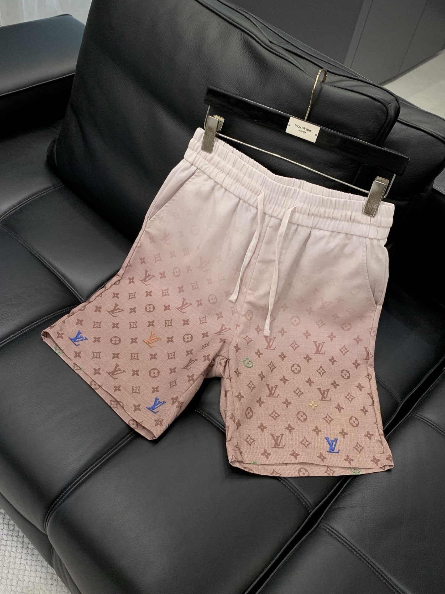 一套，LouisVuitton 路易威登，2026夏季最新款，专柜同步有售，原单狠货，时尚休闲短袖套装，