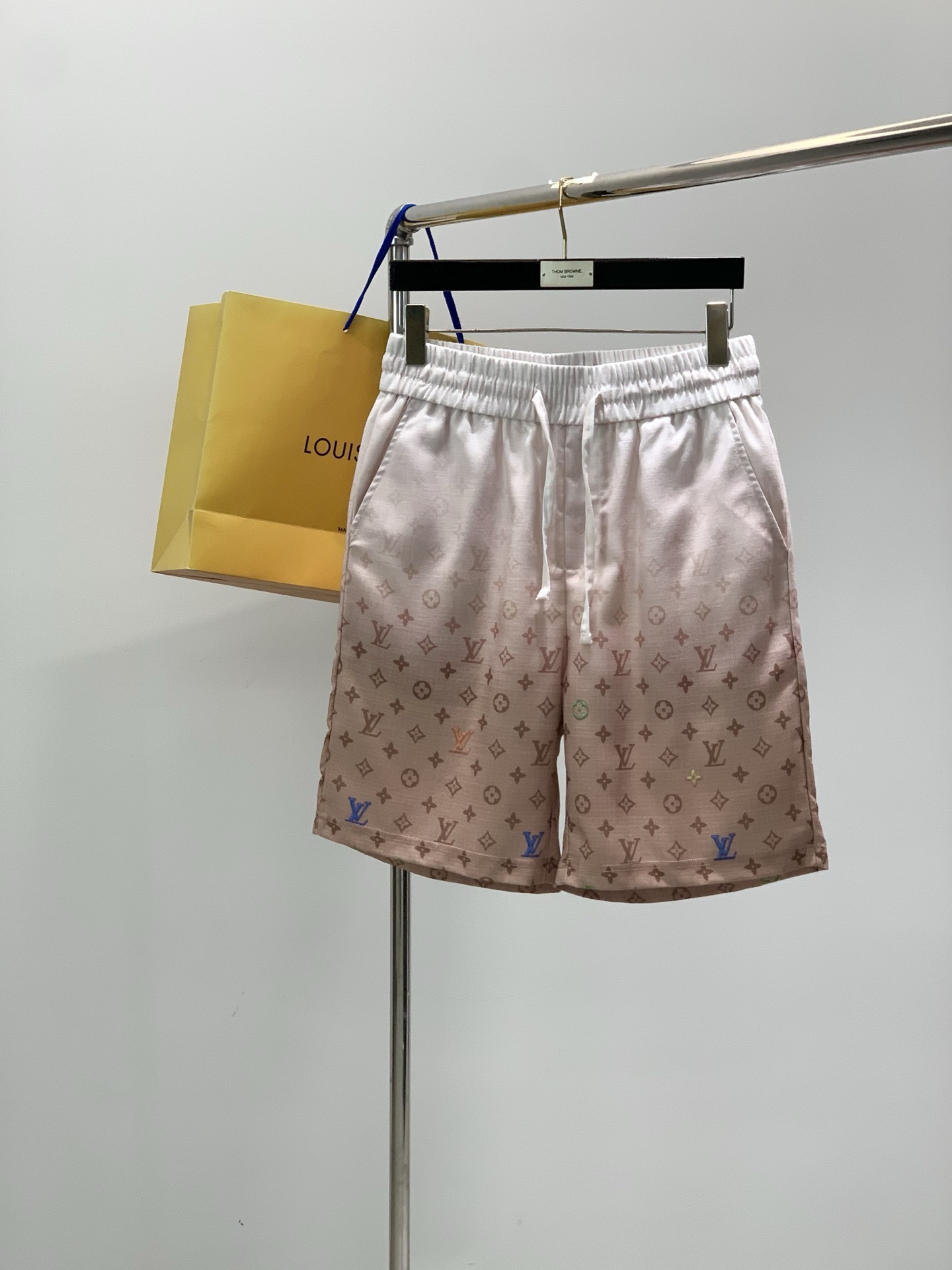 一套，LouisVuitton 路易威登，2026夏季最新款，专柜同步有售，原单狠货，时尚休闲短袖套装，