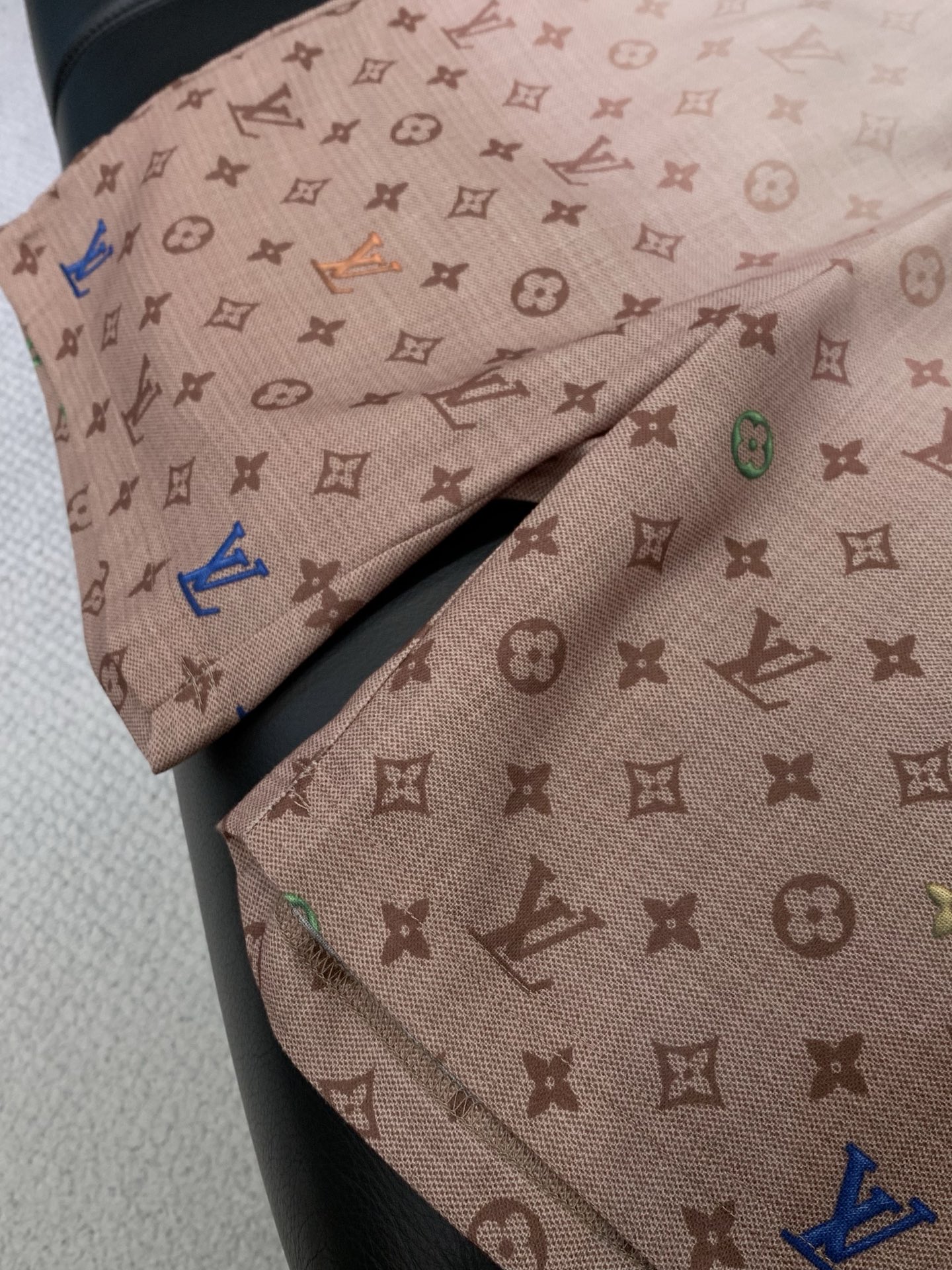 一套，LouisVuitton 路易威登，2026夏季最新款，专柜同步有售，原单狠货，时尚休闲短袖套装，