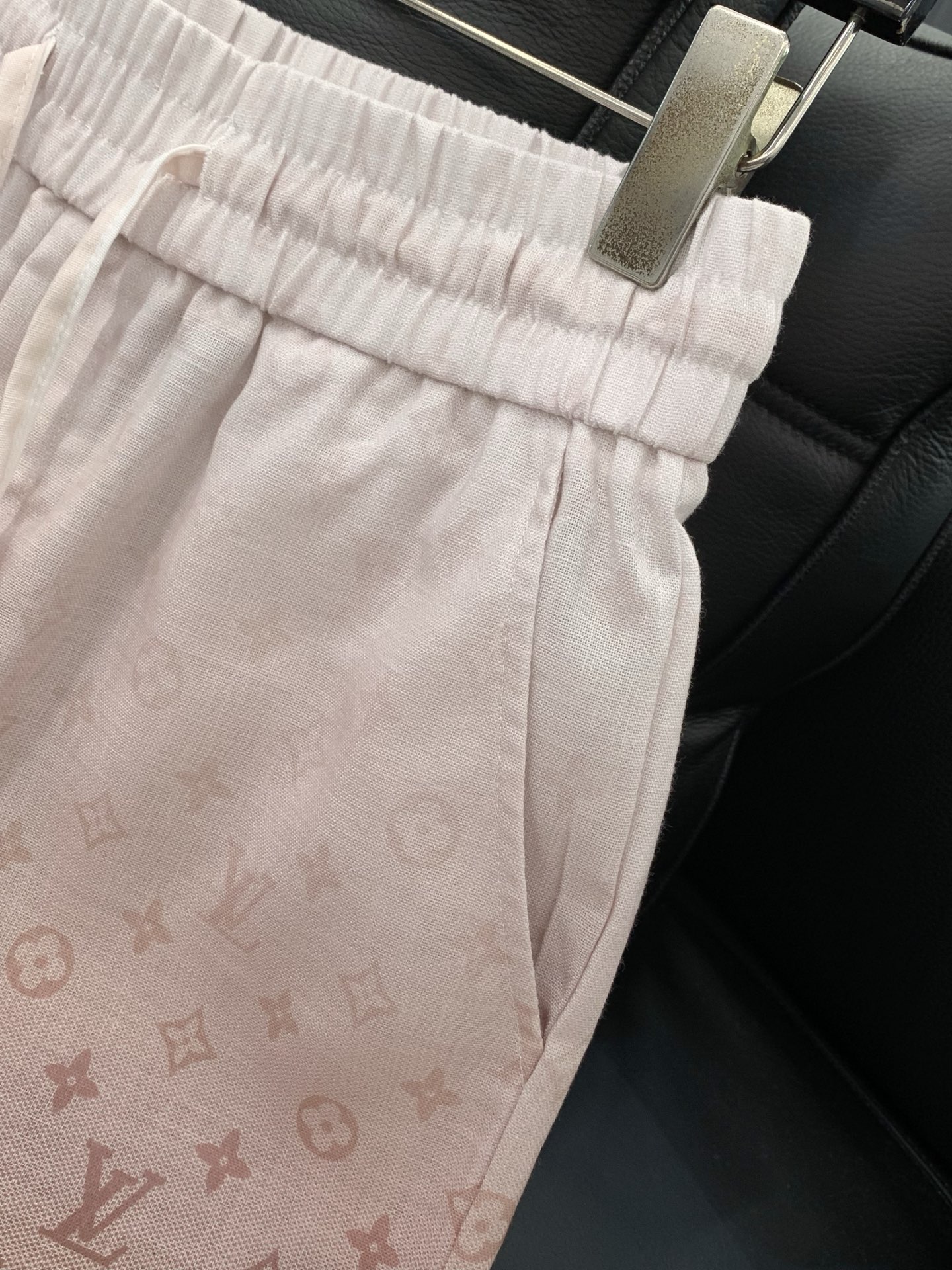 一套，LouisVuitton 路易威登，2026夏季最新款，专柜同步有售，原单狠货，时尚休闲短袖套装，