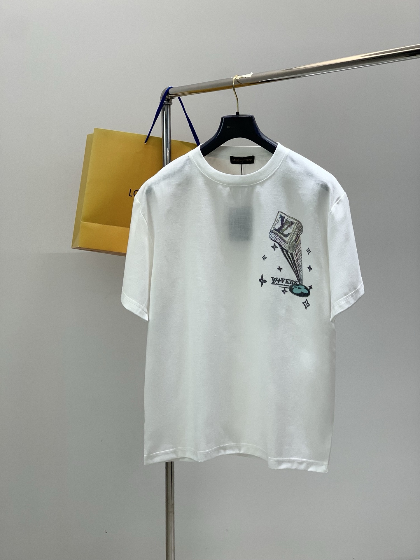 一套，LouisVuitton 路易威登，2026夏季最新款，专柜同步有售，原单狠货，时尚休闲短袖套装，