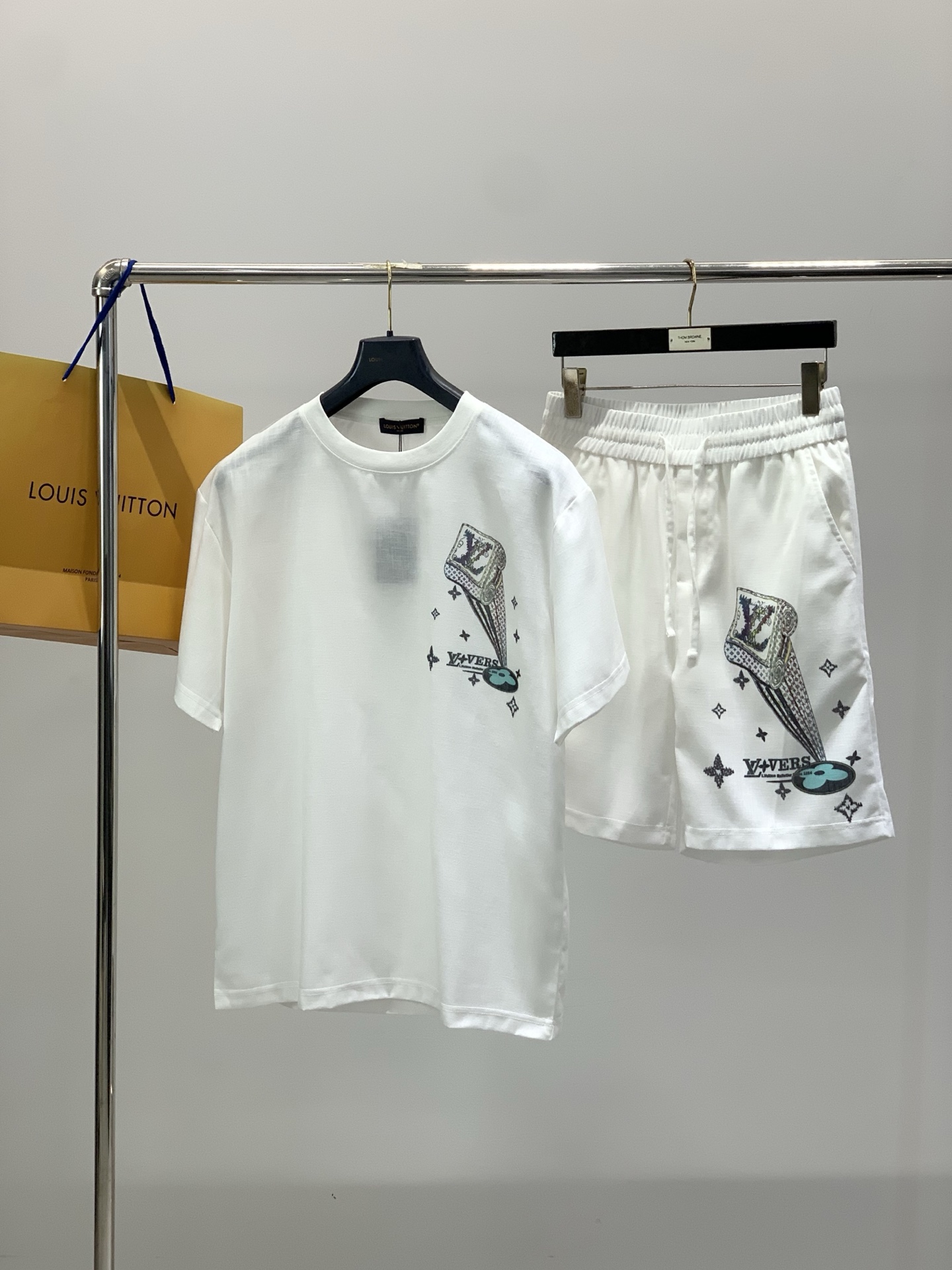 一套，LouisVuitton 路易威登，2026夏季最新款，专柜同步有售，原单狠货，时尚休闲短袖套装，