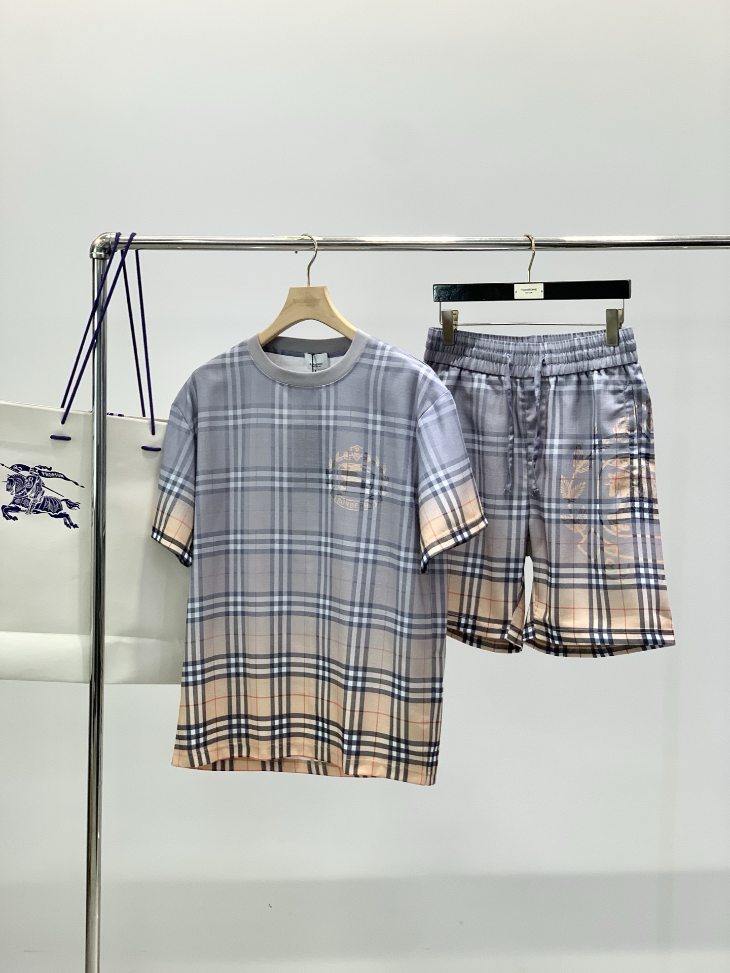 一套，Burberry 巴宝莉，2026夏季最新品，专柜同步有售，原单狠货，时尚休闲套装，进口原版面料，