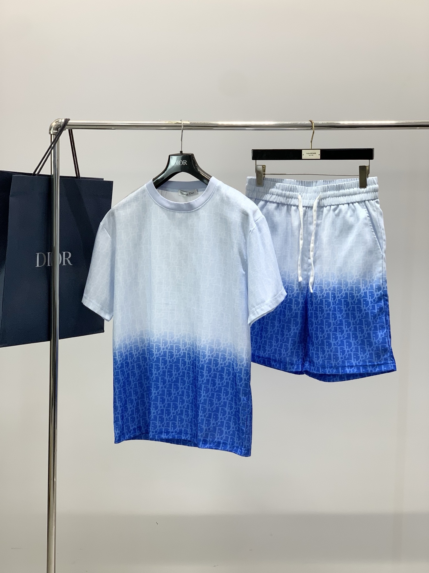 一套，Dior 迪奥， 2026夏季新品，专柜同步有售，简约时尚休闲套装，原版进口面料，舒适透气，顶级印