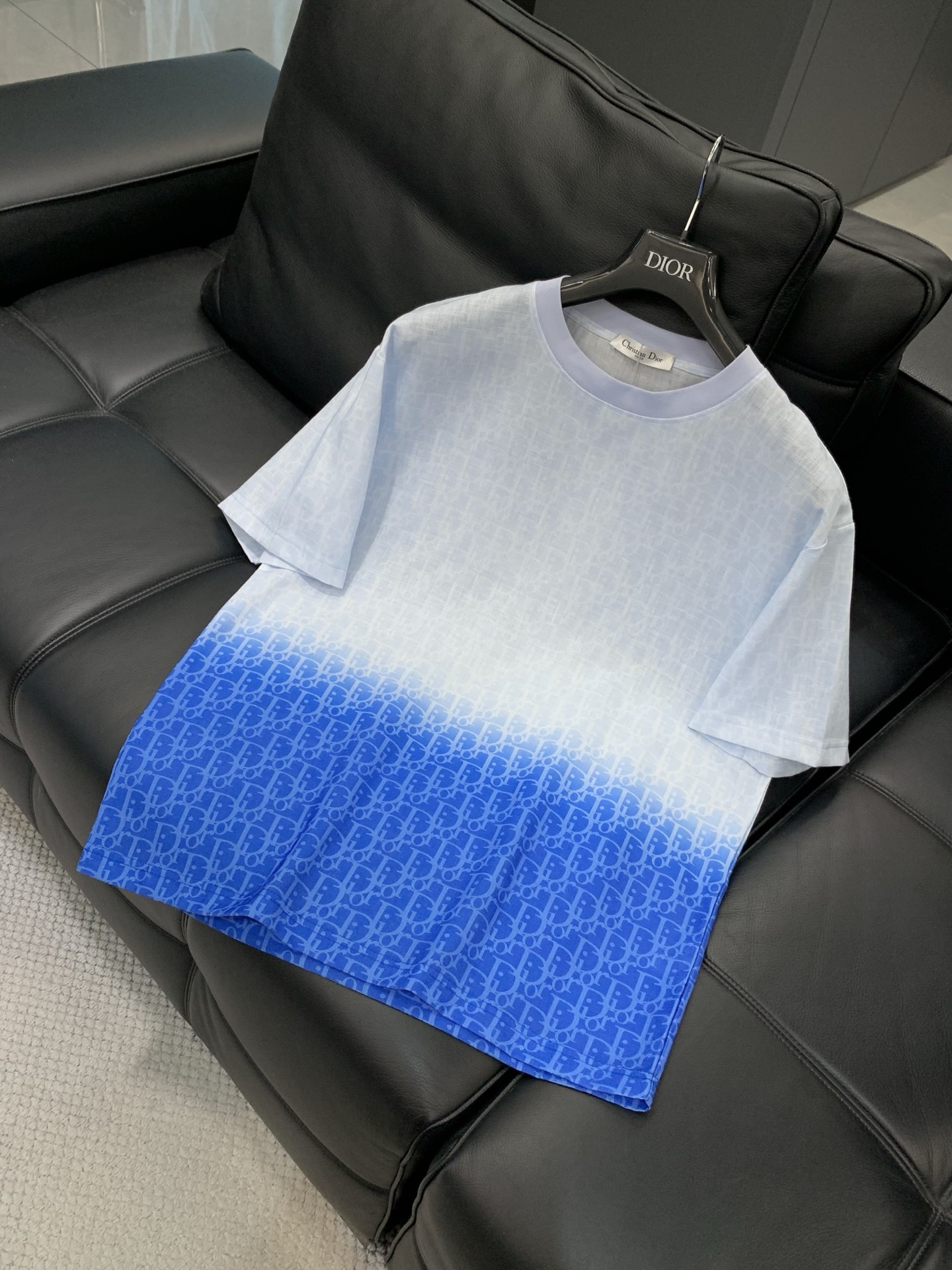 一套，Dior 迪奥， 2026夏季新品，专柜同步有售，简约时尚休闲套装，原版进口面料，舒适透气，顶级印