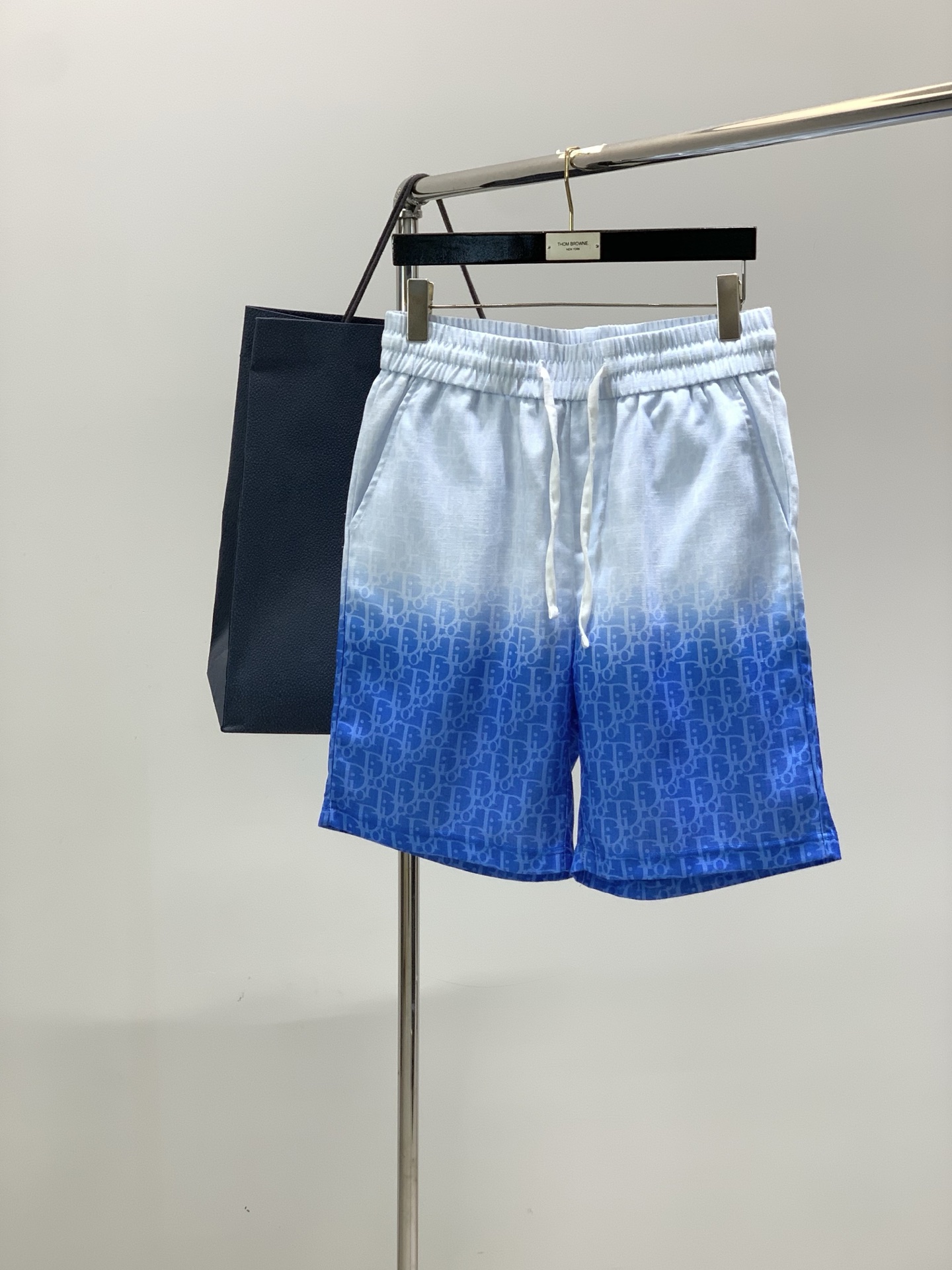 一套，Dior 迪奥， 2026夏季新品，专柜同步有售，简约时尚休闲套装，原版进口面料，舒适透气，顶级印