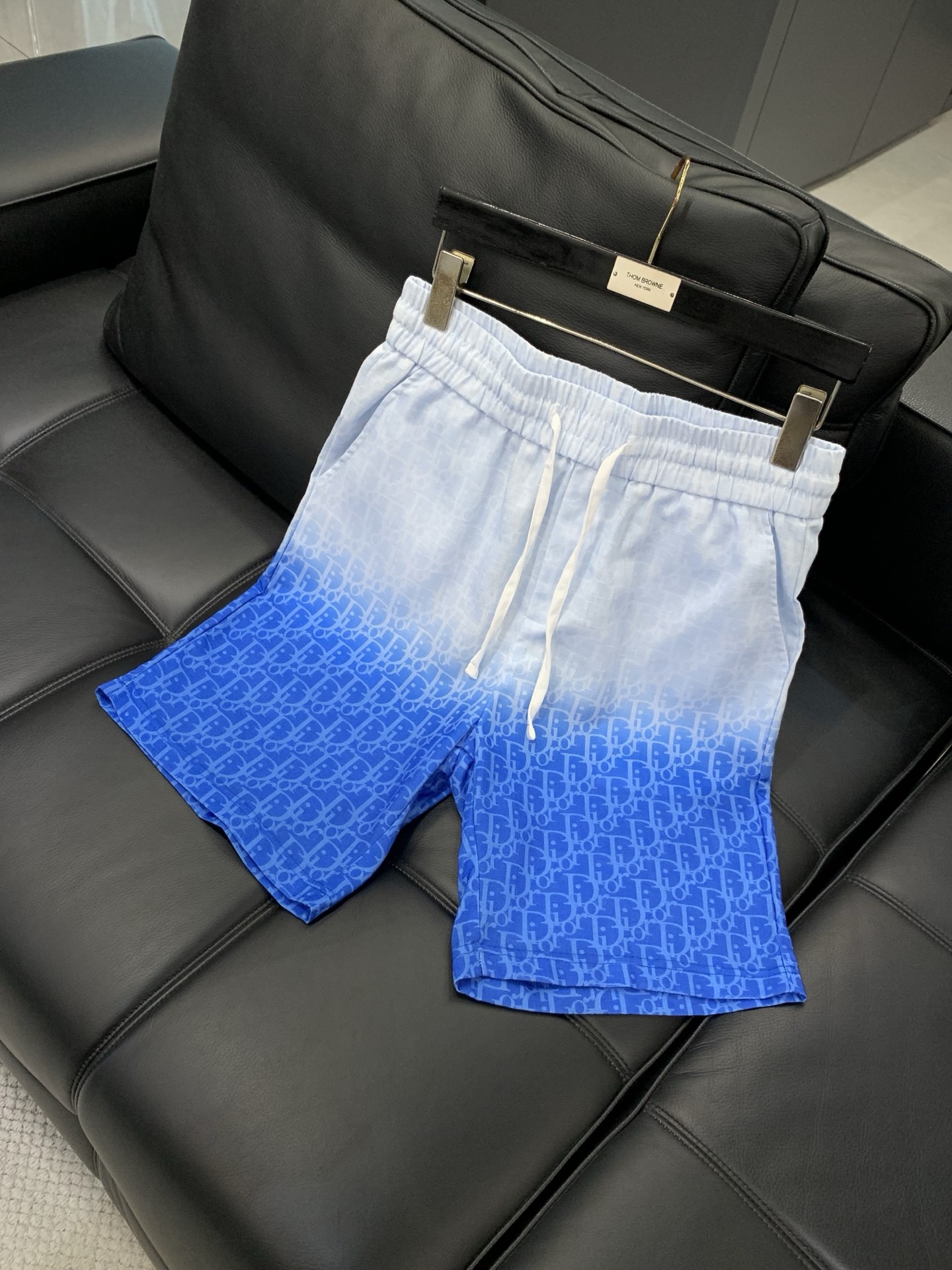 一套，Dior 迪奥， 2026夏季新品，专柜同步有售，简约时尚休闲套装，原版进口面料，舒适透气，顶级印
