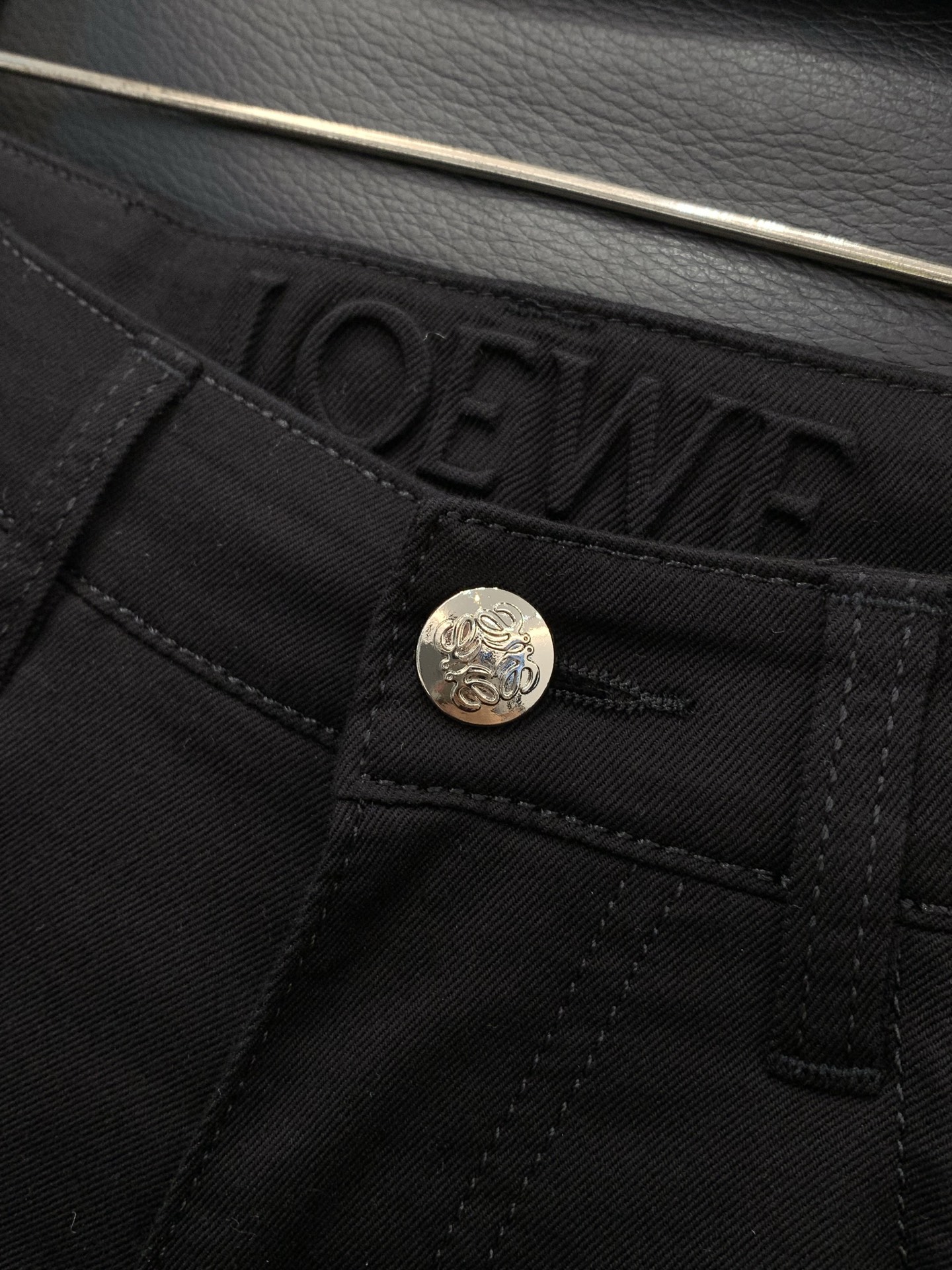 ，Loewe罗意威，2026夏季新品，专柜同步有售，原单狠货，时尚休闲短裤，采用进口原版面料，顶级刺绣🪡