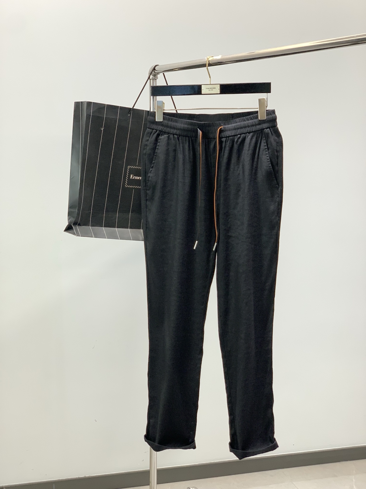 ，杰尼亚 Zegna，2026春季最新品，专柜同步有售，原单狠货，时尚休闲裤，采用进口原版面料，舒适透气