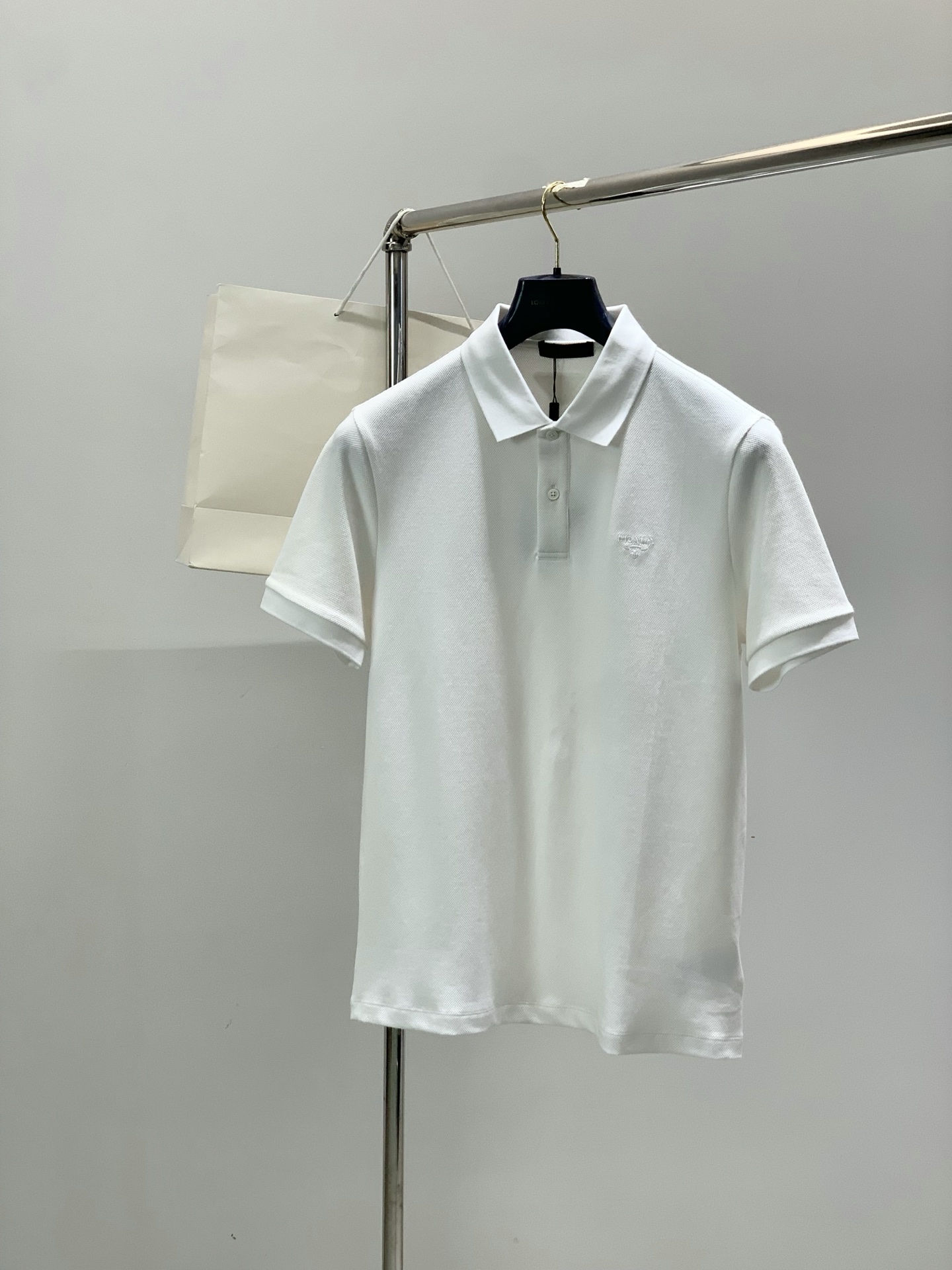 ，普拉达 2026春夏 刺绣标识翻领绿色Polo衫短袖T恤优雅POLO系列,休闲衣橱哲学.气质型短T,商