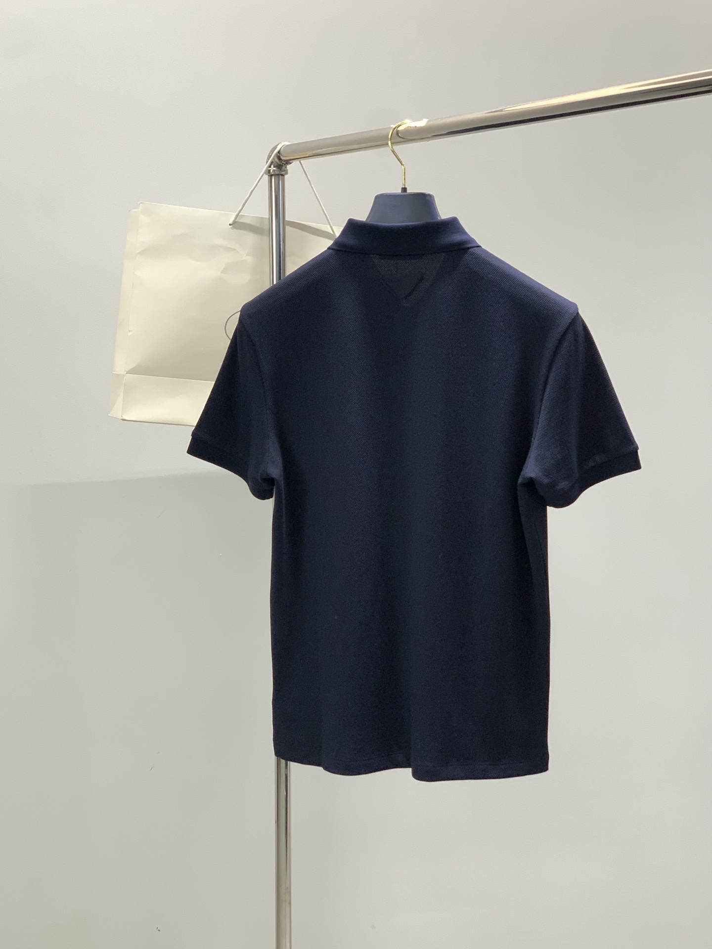 ，普拉达 2026春夏 刺绣标识翻领绿色Polo衫短袖T恤优雅POLO系列,休闲衣橱哲学.气质型短T,商
