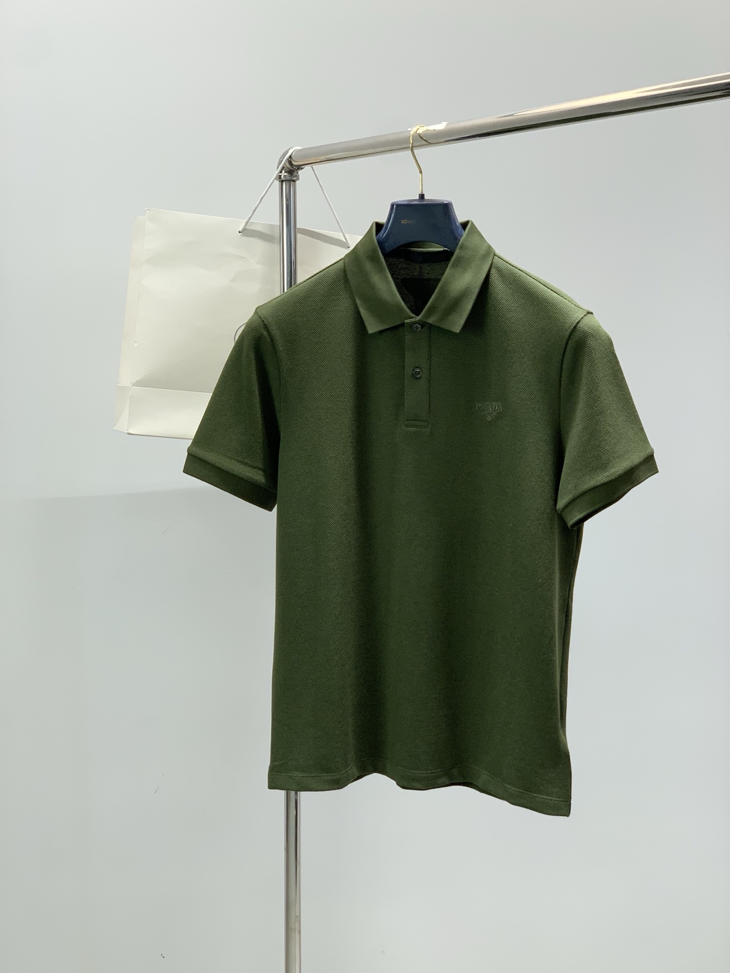 ，普拉达 2026春夏 刺绣标识翻领绿色Polo衫短袖T恤优雅POLO系列,休闲衣橱哲学.气质型短T,商
