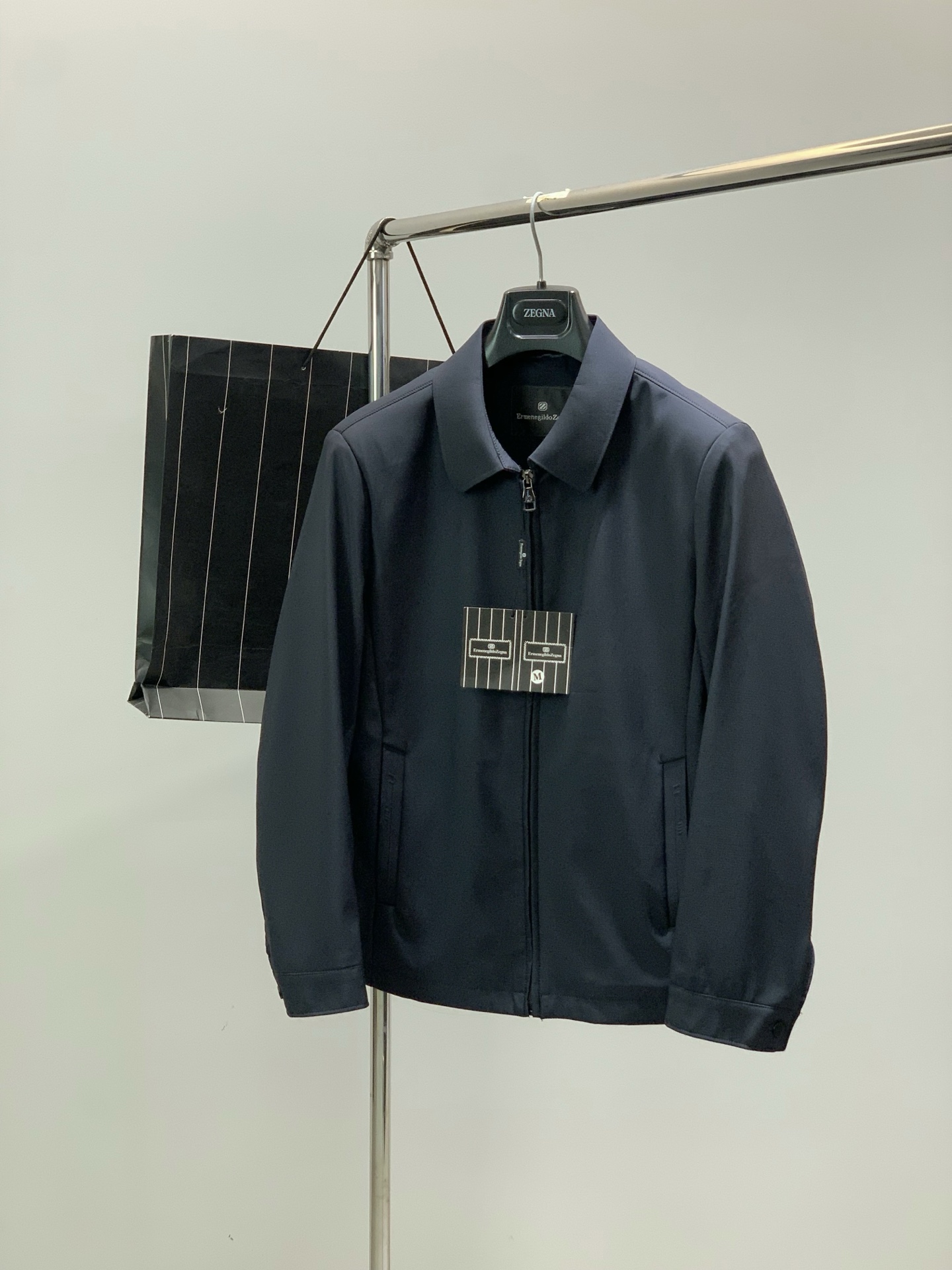 ，ZEGNA 杰尼亚 翻领商务深蓝色休闲行政夹克外套！简约时尚的三维裁剪，工艺独特，看似简单，实际人工造