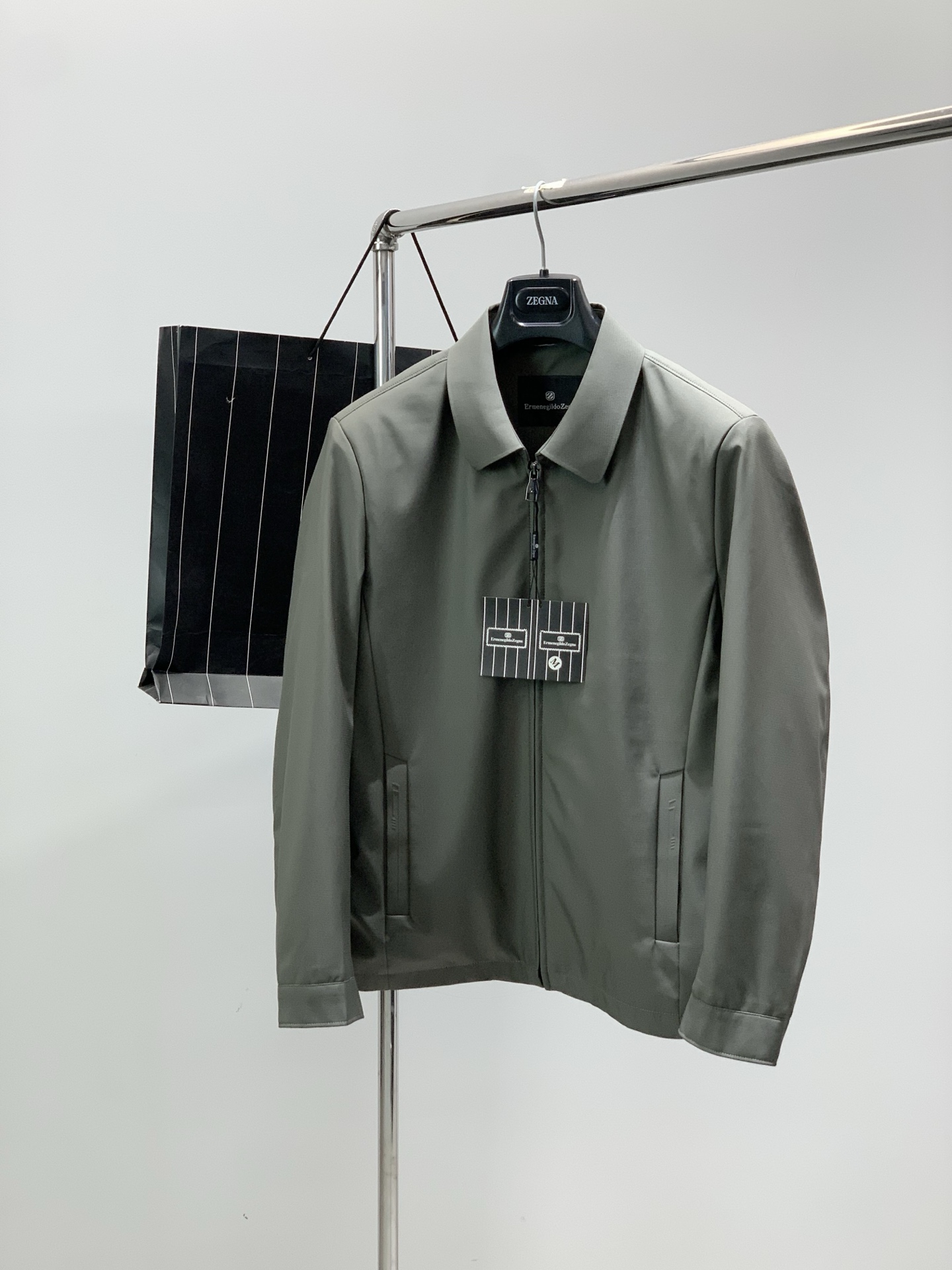 ，ZEGNA 杰尼亚 翻领商务深蓝色休闲行政夹克外套！简约时尚的三维裁剪，工艺独特，看似简单，实际人工造