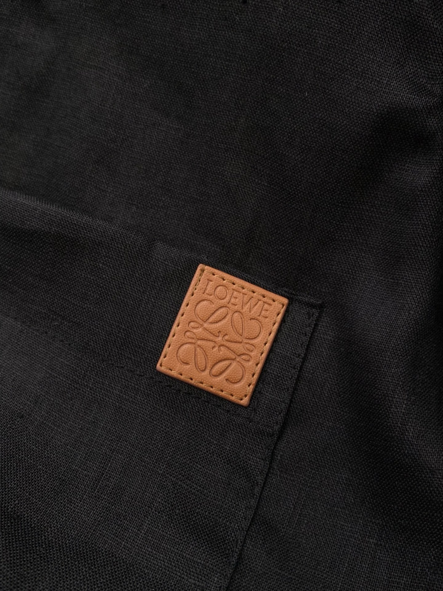 ，Loewe 罗意威，2026春季最新款，专柜同步有售，原单狠货，时尚休闲长袖衬衫，上身很有特点！吸睛而