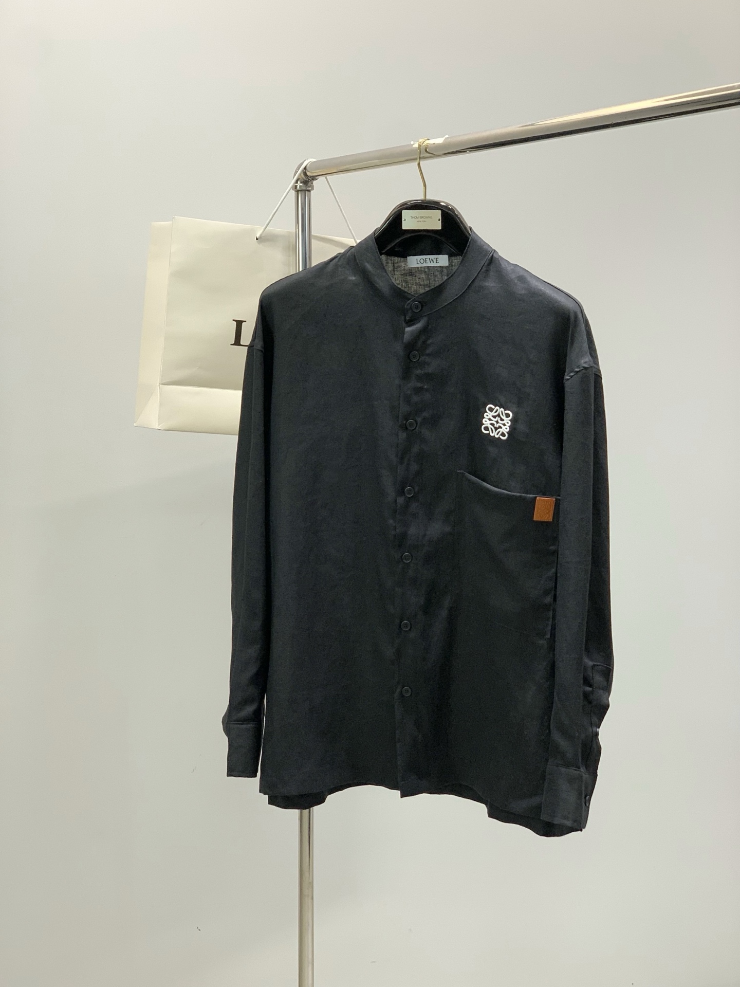 ，Loewe 罗意威，2026春季最新款，专柜同步有售，原单狠货，时尚休闲长袖衬衫，上身很有特点！吸睛而