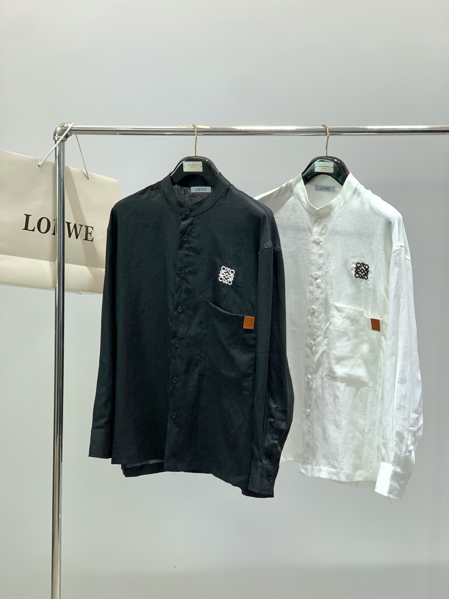 ，Loewe 罗意威，2026春季最新款，专柜同步有售，原单狠货，时尚休闲长袖衬衫，上身很有特点！吸睛而