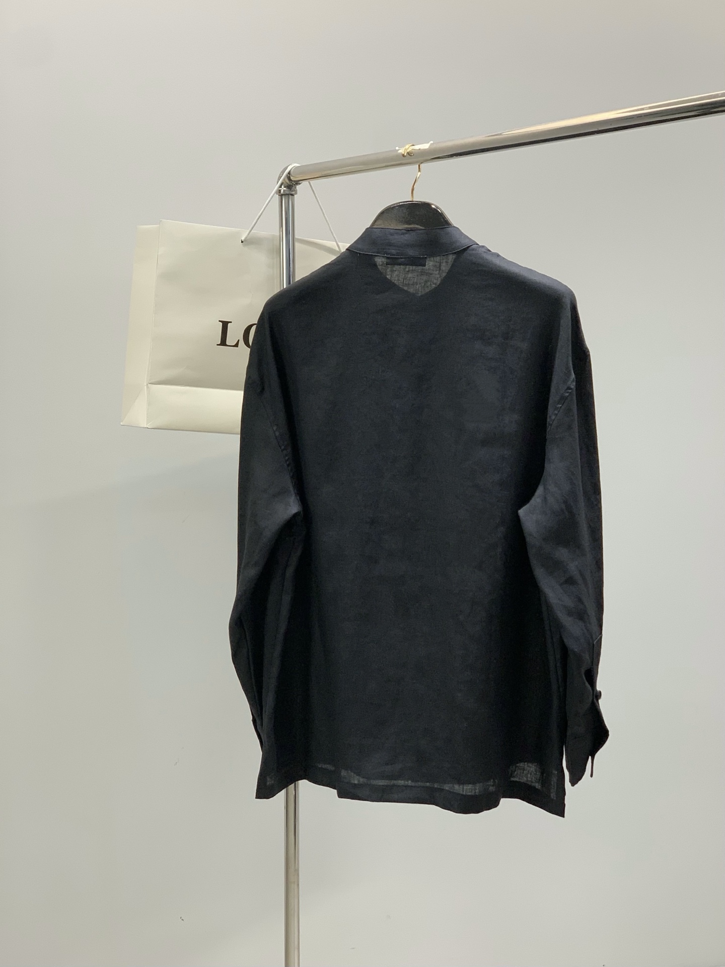 ，Loewe 罗意威，2026春季最新款，专柜同步有售，原单狠货，时尚休闲长袖衬衫，上身很有特点！吸睛而