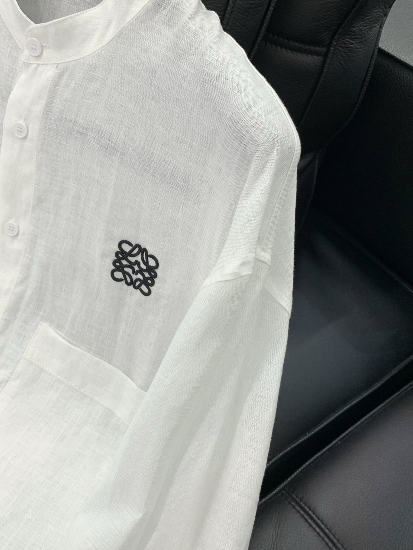 ，Loewe 罗意威，2026春季最新款，专柜同步有售，原单狠货，时尚休闲长袖衬衫，上身很有特点！吸睛而