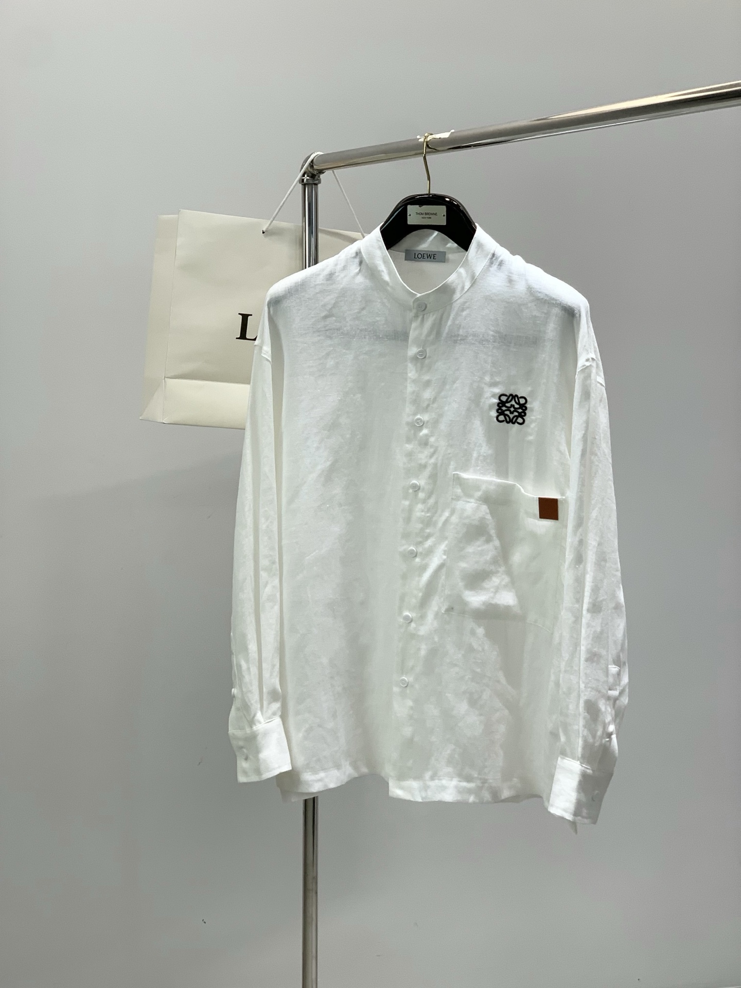 ，Loewe 罗意威，2026春季最新款，专柜同步有售，原单狠货，时尚休闲长袖衬衫，上身很有特点！吸睛而