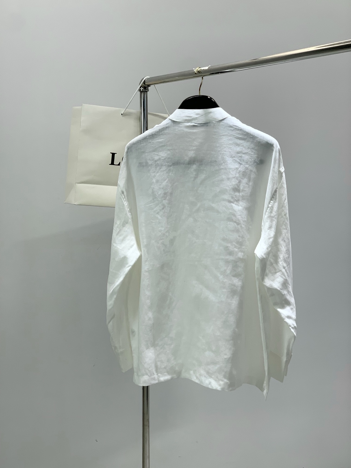 ，Loewe 罗意威，2026春季最新款，专柜同步有售，原单狠货，时尚休闲长袖衬衫，上身很有特点！吸睛而