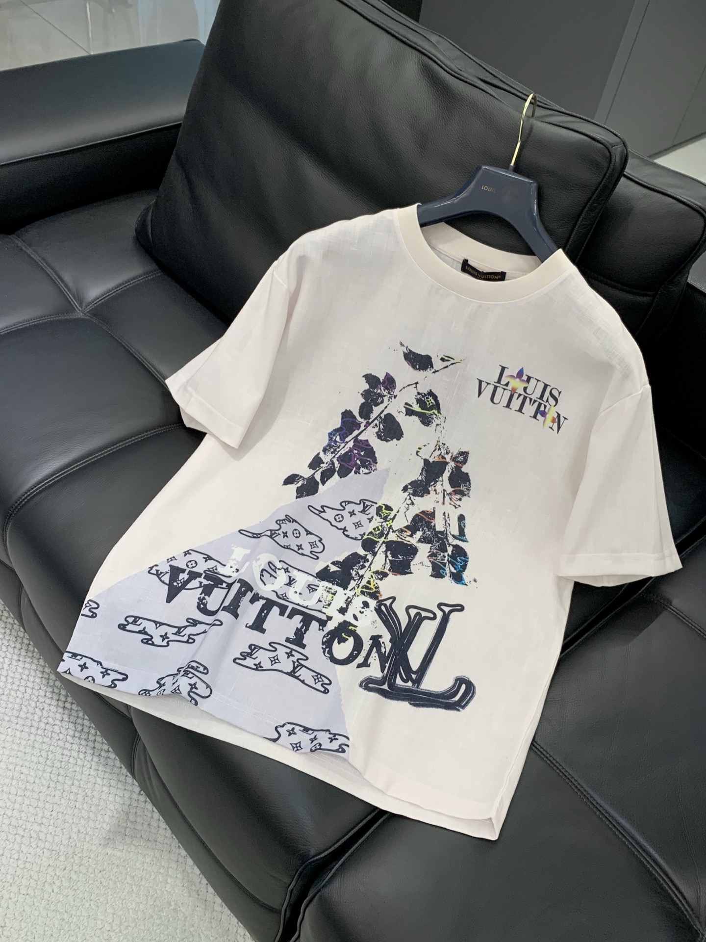 一套，LouisVuitton 路易威登，2026夏季最新款，专柜同步有售，原单狠货，时尚休闲短袖套装，