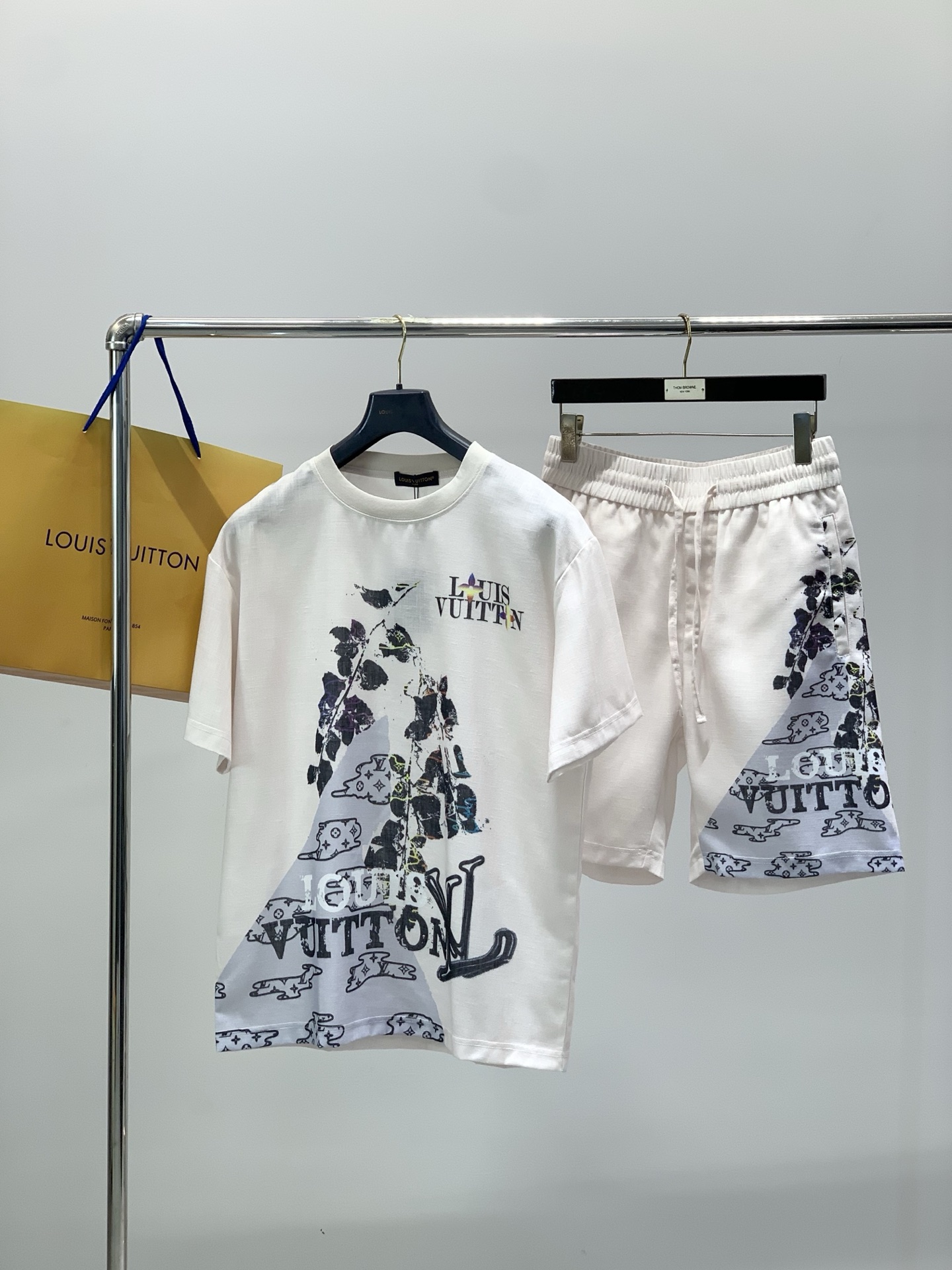 一套，LouisVuitton 路易威登，2026夏季最新款，专柜同步有售，原单狠货，时尚休闲短袖套装，