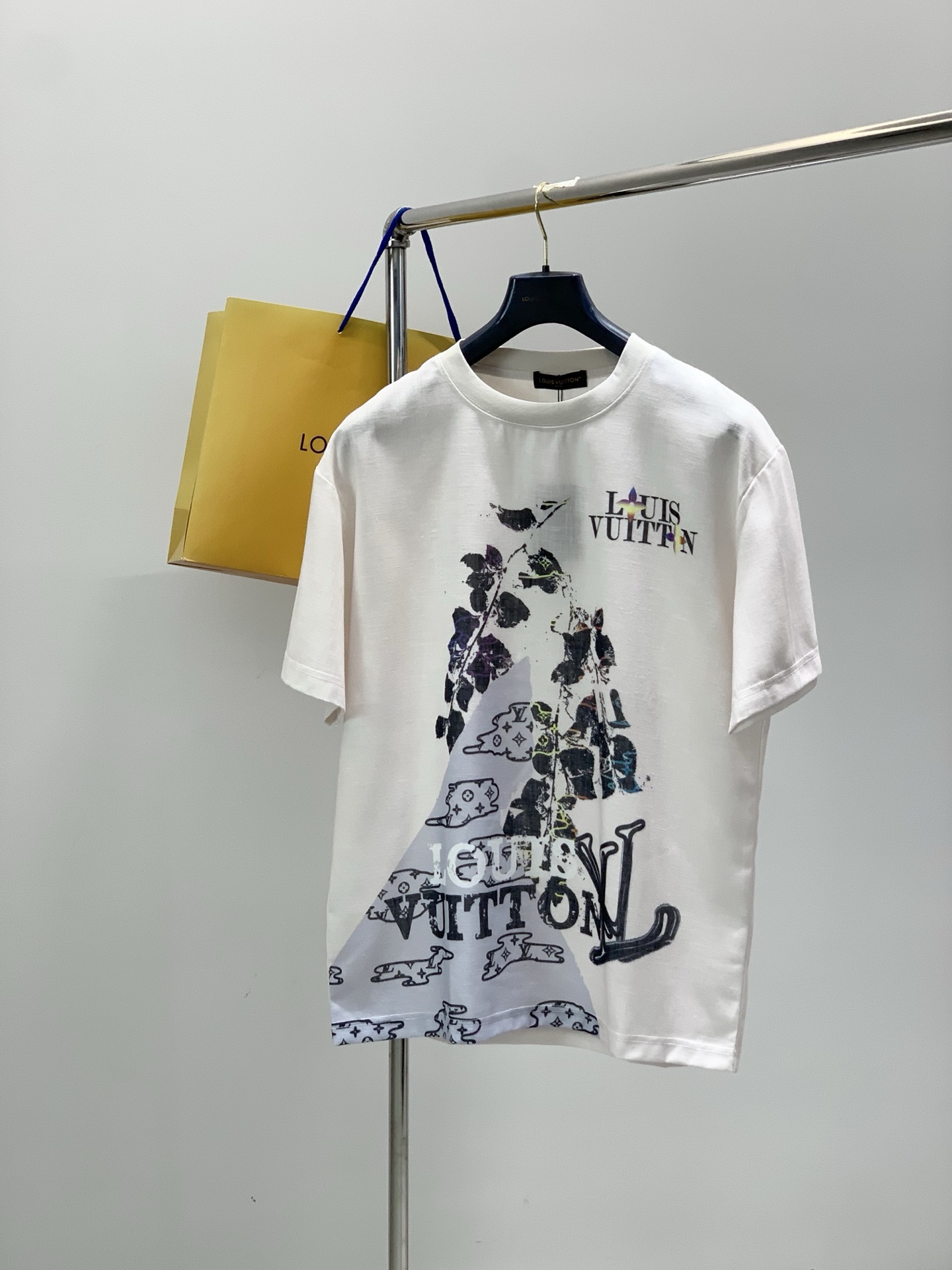一套，LouisVuitton 路易威登，2026夏季最新款，专柜同步有售，原单狠货，时尚休闲短袖套装，