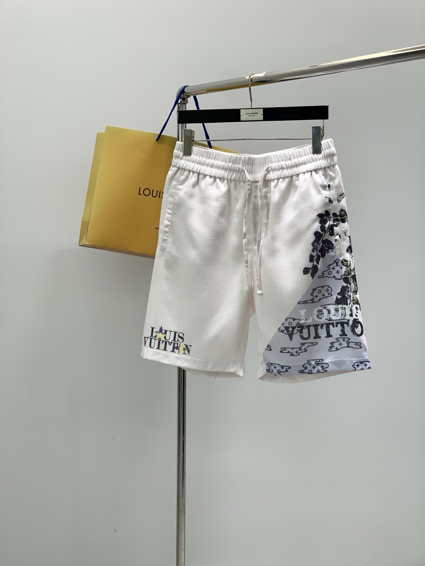 一套，LouisVuitton 路易威登，2026夏季最新款，专柜同步有售，原单狠货，时尚休闲短袖套装，