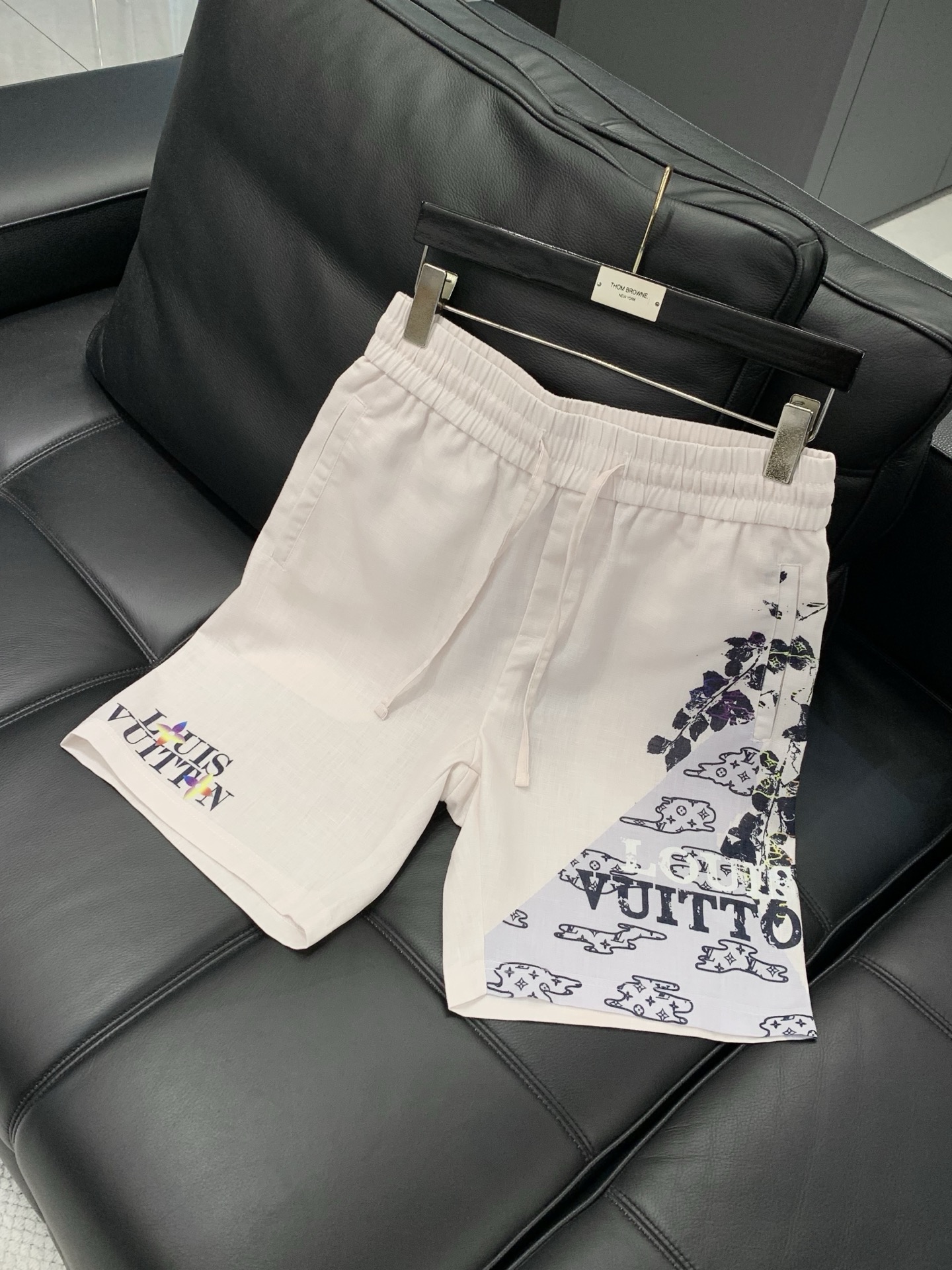 一套，LouisVuitton 路易威登，2026夏季最新款，专柜同步有售，原单狠货，时尚休闲短袖套装，