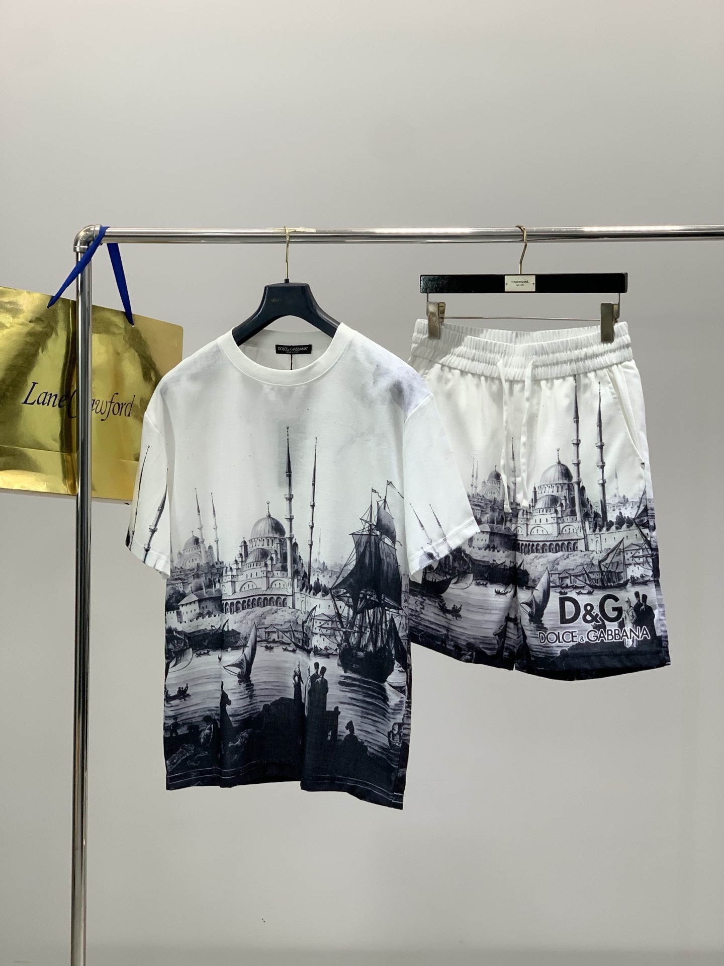 一套，DOLCE&GABBANA 杜嘉班纳，2026夏季新品，专柜同步有售，原单狠货，时尚休闲套装，采用
